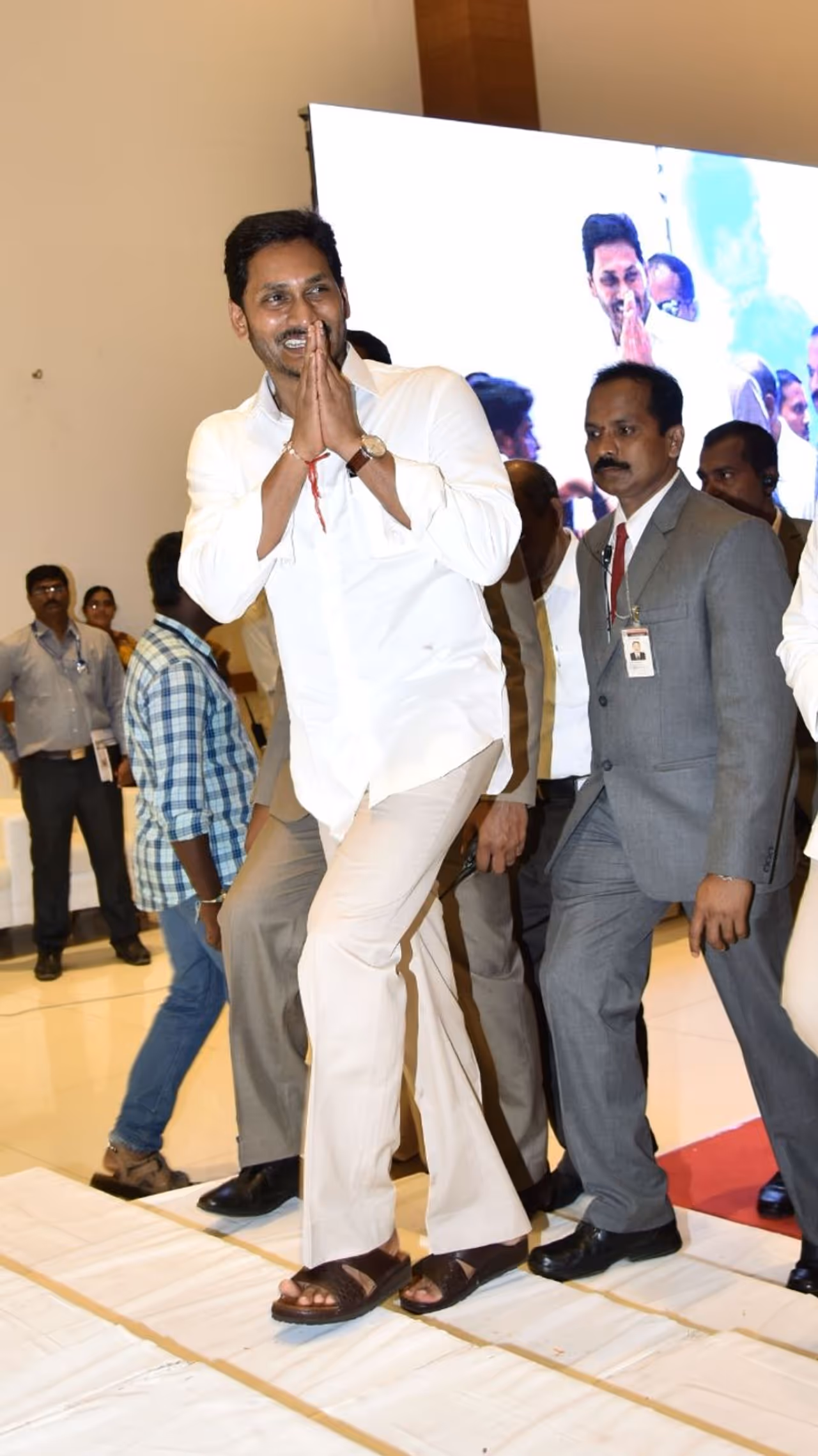 1. సమావేశానికి హాజరైన గ్రామ వాలంటీర్లు