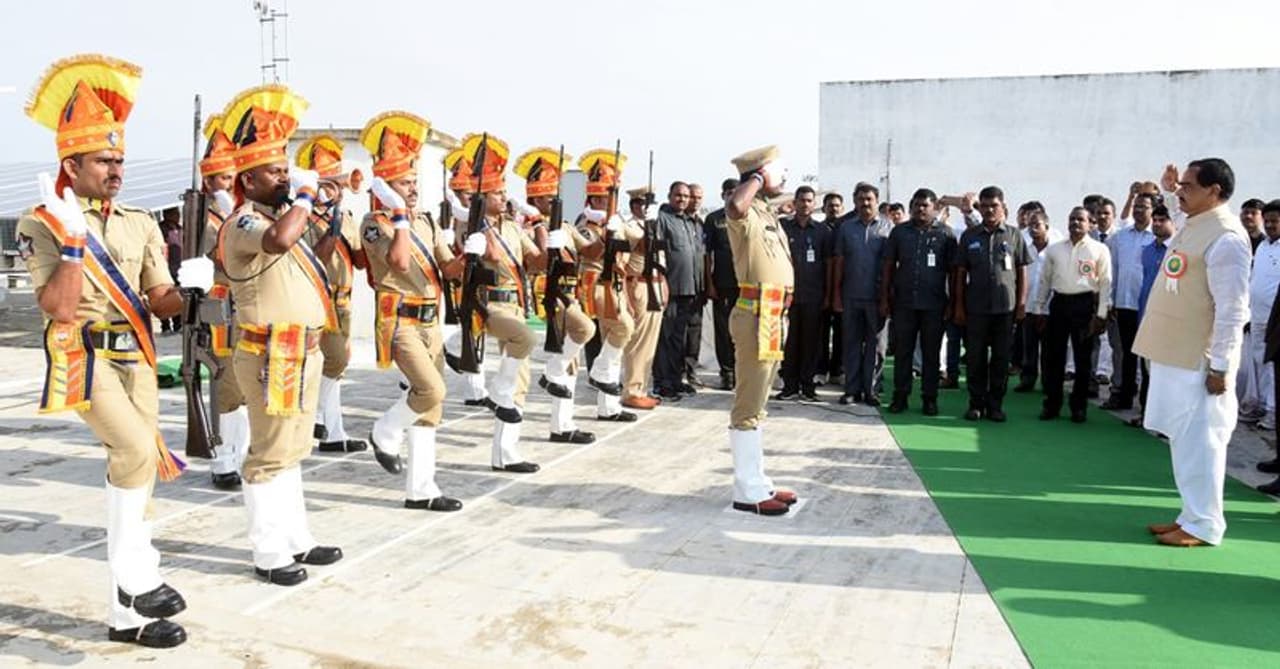 పోలీసుల గౌరవ వందనం స్వీకరిస్తున్న ఏపీ అసెంబ్లీ స్పీకర్ తమ్మినేని సీతారాం పోలీసుల గౌరవ వందనం స్వీకరిస్తున్న ఏపీ అసెంబ్లీ స్పీకర్ తమ్మినేని సీతారాం