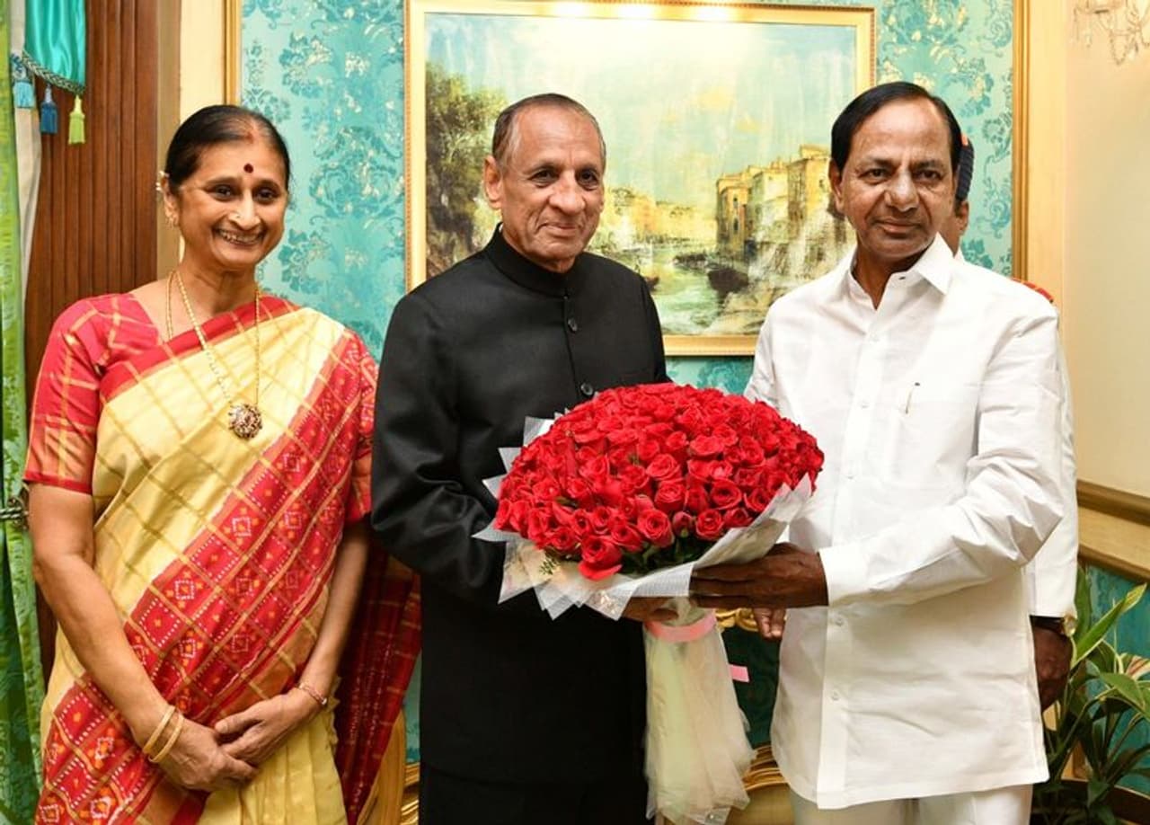 గవర్నర్ దంపతులకు పుష్పగుచ్ఛాన్ని అందజేస్తున్న కేసీఆర్ గవర్నర్ దంపతులకు పుష్పగుచ్ఛాన్ని అందజేస్తున్న కేసీఆర్