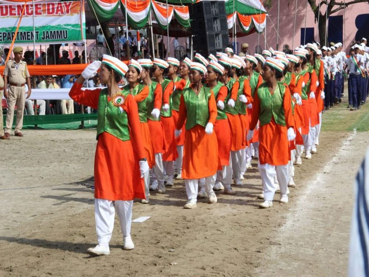 जम्मू में छात्र छात्राओं ने मार्चपास्ट कर तिरंगे को सलामी दी।