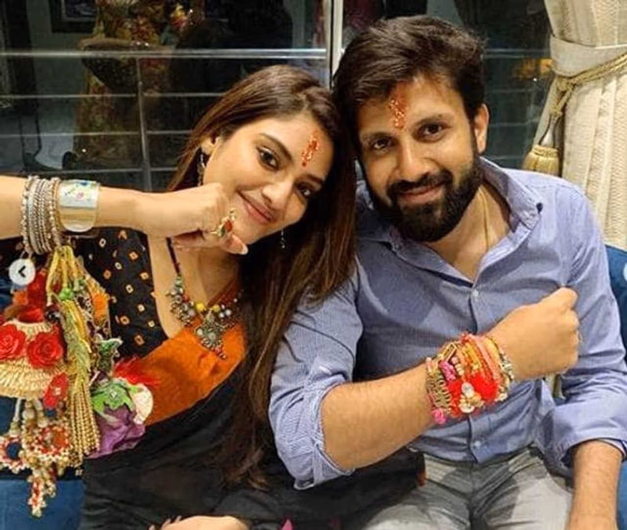 नुसरत जहां ने ससुराल में राखी का पहला त्योहार परिवार संग कुछ यूं किया सेलिब्रेट।