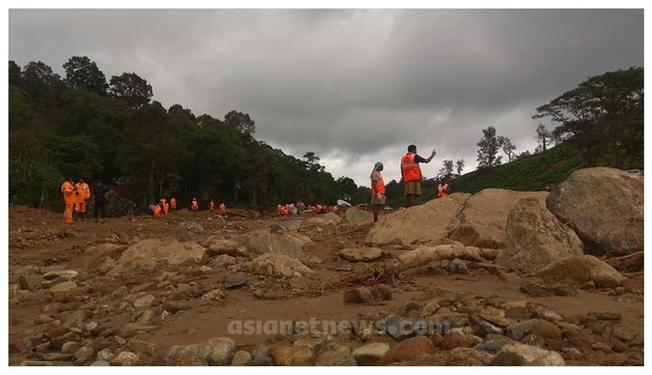 സ്വത്തും പണവും എന്തിന്, കാലുറപ്പിച്ച ഭൂമി പോലും ഒഴുകിപോയ കുടുംബങ്ങളാണ് പുത്തുമലയില് ഇപ്പോഴുള്ളത്. കണ്ണടച്ചാല്, എല്ലാം ഒഴുക്കിക്കൊണ്ട് പോകാനായെത്തുന്ന മലവെള്ളമാണ് പലരുടെയും ഉറക്കം കെടുത്തുന്നത്. മരിച്ചവര്ക്കായി, ഇനി ബാക്കിയുള്ളത് അന്ത്യകര്മ്മങ്ങള് മാത്രമാണ്. അതിന് മൃതദേഹം കണ്ടെത്തണം. എന്നാല് പുത്തുമലയിലും കവളപ്പാറയിലുമായി മുപ്പതോളം പേരെ ഇനിയും കണ്ടെത്താനുണ്ട്. കുത്തൊഴുക്കില് ഏങ്ങോട്ട് പോയെന്നുപോലും അറിയാതെ... സ്വത്തും പണവും എന്തിന്, കാലുറപ്പിച്ച ഭൂമി പോലും ഒഴുകിപോയ കുടുംബങ്ങളാണ് പുത്തുമലയില് ഇപ്പോഴുള്ളത്. കണ്ണടച്ചാല്, എല്ലാം ഒഴുക്കിക്കൊണ്ട് പോകാനായെത്തുന്ന മലവെള്ളമാണ് പലരുടെയും ഉറക്കം കെടുത്തുന്നത്. മരിച്ചവര്ക്കായി, ഇനി ബാക്കിയുള്ളത് അന്ത്യകര്മ്മങ്ങള് മാത്രമാണ്. അതിന് മൃതദേഹം കണ്ടെത്തണം. എന്നാല് പുത്തുമലയിലും കവളപ്പാറയിലുമായി മുപ്പതോളം പേരെ ഇനിയും കണ്ടെത്താനുണ്ട്. കുത്തൊഴുക്കില് ഏങ്ങോട്ട് പോയെന്നുപോലും അറിയാതെ...