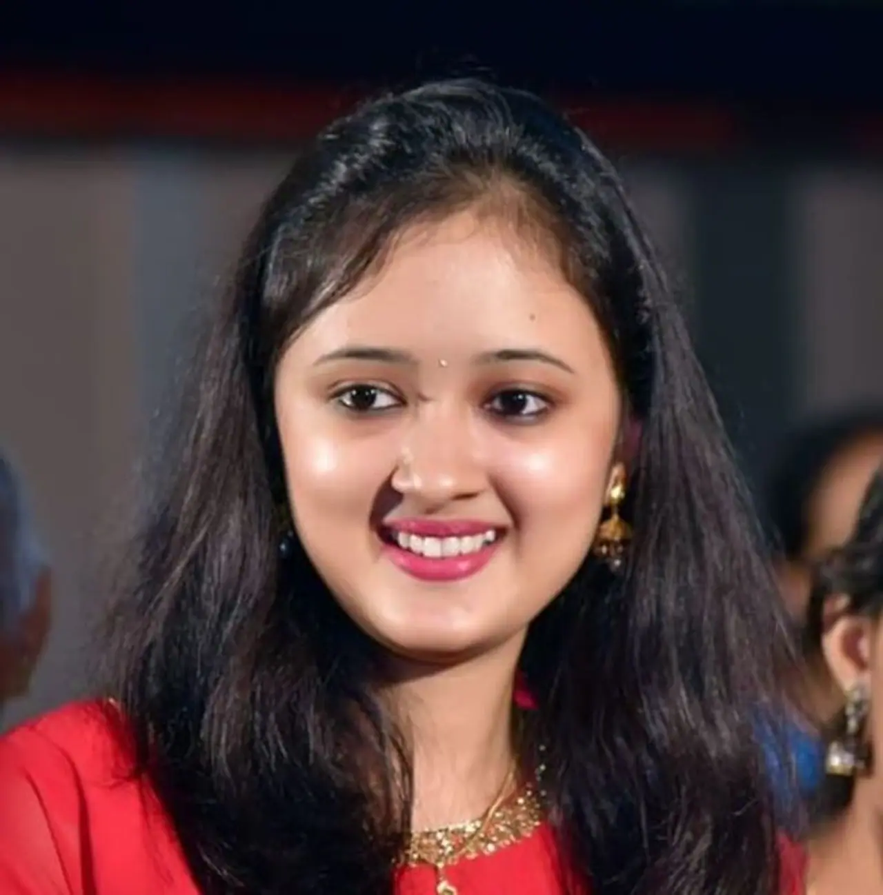 ಅಖಿಲಾ ಮೂಲತಃ ಪುತ್ತೂರಿನ ಹುಡುಗಿ. ಸದ್ಯ ಬೆಂಗಳೂರಿನಲ್ಲಿ ವಾಸಿಸುತ್ತಿದ್ದಾರೆ.