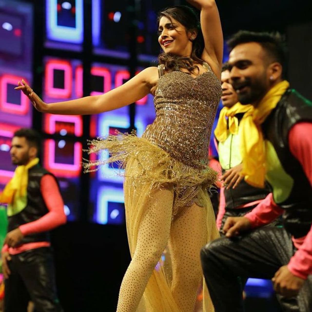 శ్రీయ తనదైన స్టెప్పులతో ఈవెంట్ కు వచ్చిన వారిని అలరించింది. శ్రీయ తనదైన స్టెప్పులతో ఈవెంట్ కు వచ్చిన వారిని అలరించింది.