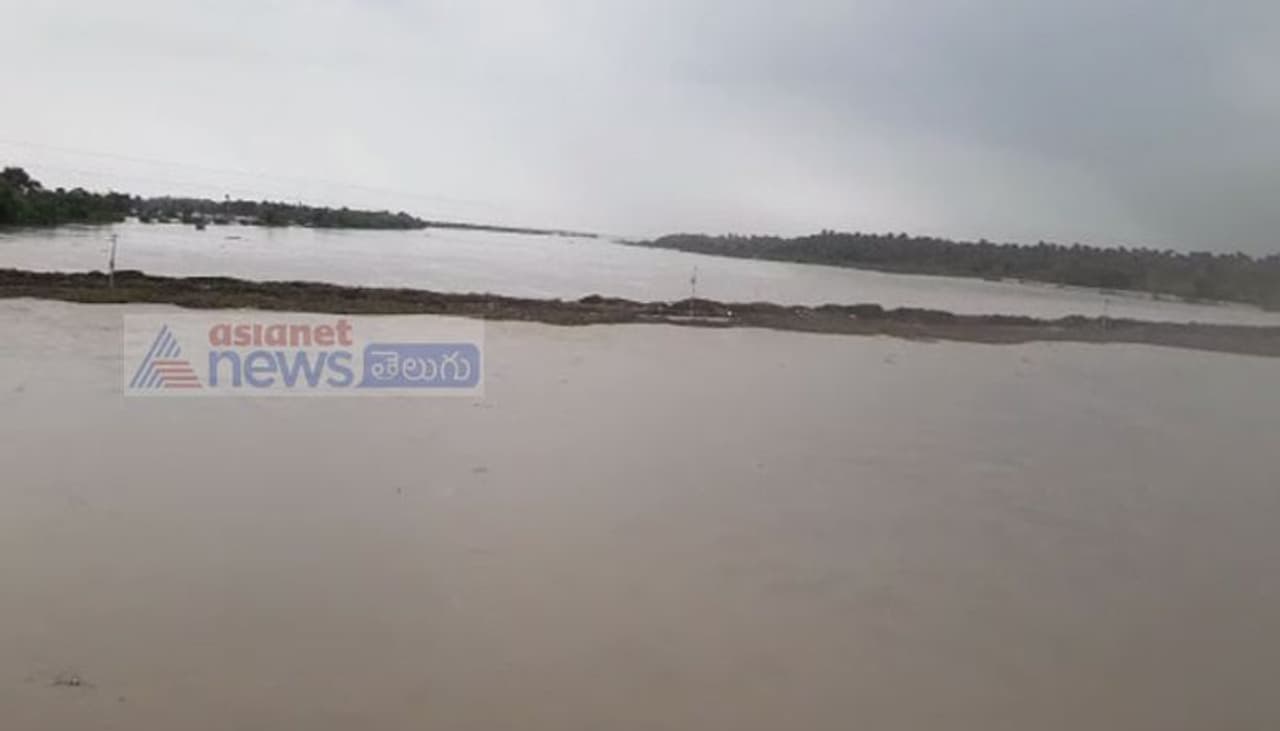 <p>పదకొండేళ్ల తర్వాత కృష్ణా నదికి మరోసారి భారీ వరదలు వచ్చాయి. దీంతో శ్రీశైలం, నాగార్జునసాగర్ లలోకి భారీగా వరద నీరు వచ్చి చేరుతోంది. దీంతో ఈ రెండు ప్రాజెక్టుల గేట్లు ఎత్తి దిగువకు నీటిని విడుదల చేస్తున్నారు.</p> <p>పదకొండేళ్ల తర్వాత కృష్ణా నదికి మరోసారి భారీ వరదలు వచ్చాయి. దీంతో శ్రీశైలం, నాగార్జునసాగర్ లలోకి భారీగా వరద నీరు వచ్చి చేరుతోంది. దీంతో ఈ రెండు ప్రాజెక్టుల గేట్లు ఎత్తి దిగువకు నీటిని విడుదల చేస్తున్నారు.</p>