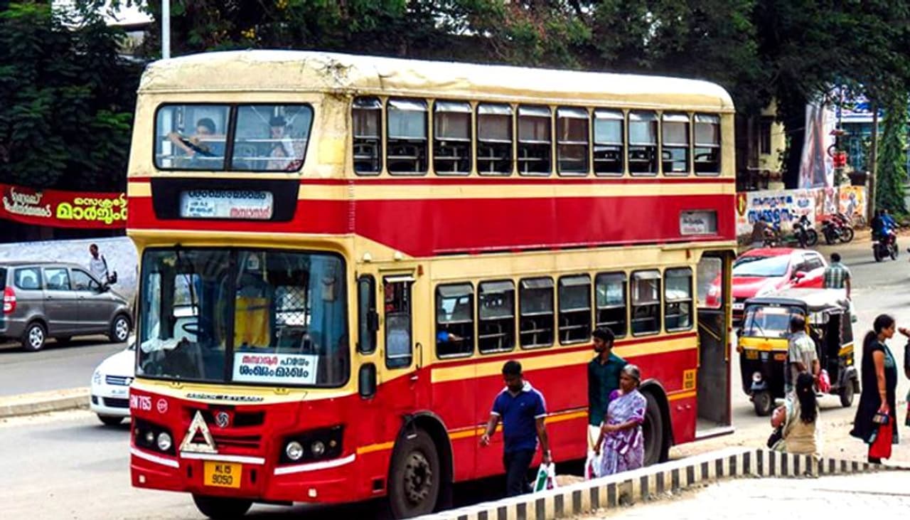 <p>డబుల్ డెక్కర్ బస్సులు మరోసారి హైదరాబాద్ లో కనువిందు చేయనున్నాయి. ప్రయాణికులకు కొత్త అనుభూతికి కల్పించడానికి సిద్ధమవుతున్నాయి. ఈ క్రమంలో డబుల్ డెక్కర్ బస్సులకు గ్రేటర్ ఆర్టీసీ ‘రూట్ క్లియర్’ చేసింది. మంత్రి కేటీఆర్ సూచన మేరకు నగరంలో ఇప్పటికే వీటిని నడపాలని ఆర్టీసీ నిర్ణయించిన విషయం తెలిసిందే.</p> <p>డబుల్ డెక్కర్ బస్సులు మరోసారి హైదరాబాద్ లో కనువిందు చేయనున్నాయి. ప్రయాణికులకు కొత్త అనుభూతికి కల్పించడానికి సిద్ధమవుతున్నాయి. ఈ క్రమంలో డబుల్ డెక్కర్ బస్సులకు గ్రేటర్ ఆర్టీసీ ‘రూట్ క్లియర్’ చేసింది. మంత్రి కేటీఆర్ సూచన మేరకు నగరంలో ఇప్పటికే వీటిని నడపాలని ఆర్టీసీ నిర్ణయించిన విషయం తెలిసిందే.</p>