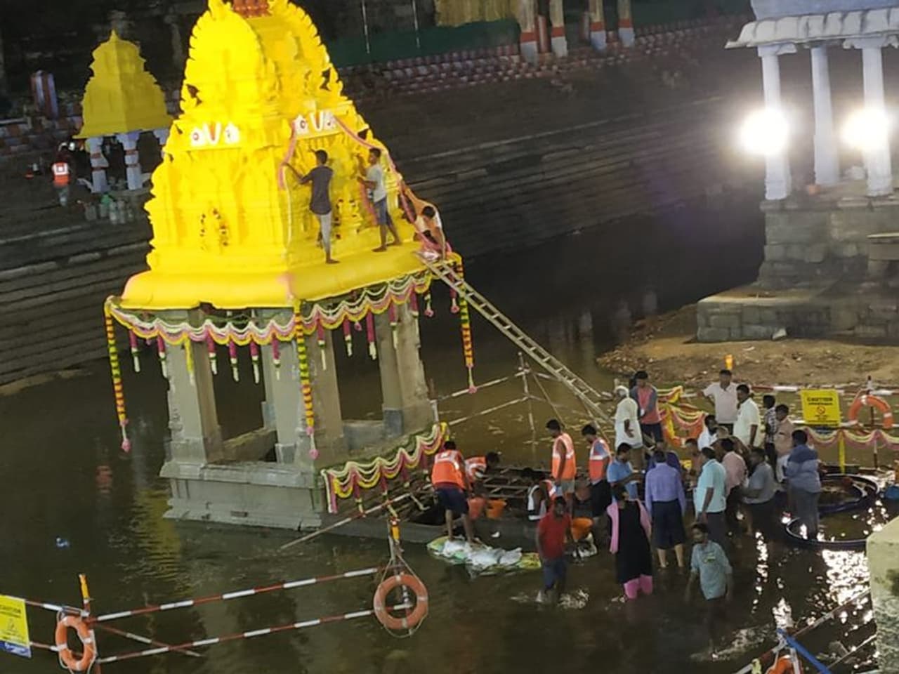 அத்தி வரதர் வைக்கப்பட்டுள்ள அனந்த சரஸ் குளம் அத்தி வரதர் வைக்கப்பட்டுள்ள அனந்த சரஸ் குளம்