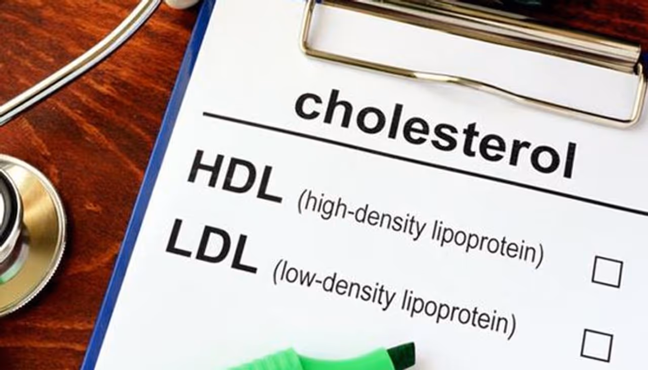 <p>ಕೊಲೆಸ್ಟ್ರಾಲ್ ಹೆಚ್ಚಿಸಬಹುದು<br />ಸರಿಯಾದ ರೀತಿಯಲ್ಲಿ ಚಿಕನ್ ಸೇವಿಸುವುದು ಕೊಲೆಸ್ಟ್ರಾಲ್ ಮಟ್ಟಗಳ ಹೆಚ್ಚಳಕ್ಕೆ ಕಾರಣವಾಗುವುದಿಲ್ಲ. ಅದನ್ನು ಹೇಗೆ ಸೇವಿಸುತ್ತೀರಿ ಎಂಬುದರ ಮೇಲೆ ಅವಲಂಬಿತವಾಗಿರುತ್ತದೆ. ಡೀಪ್ ಫ್ರೈಡ್ ಚಿಕನ್ ನ ನಿಯಮಿತವಾಗಿ ಸೇವಿಸುತ್ತಿದ್ದರೆ, ಆಗ ಕೊಲೆಸ್ಟ್ರಾಲ್ ಮಟ್ಟವು ಹೆಚ್ಚಾಗುತ್ತದೆ ಎಂಬುದರಲ್ಲಿ ಯಾವುದೇ ಸಂದೇಹವಿಲ್ಲ. </p> <p>ಕೊಲೆಸ್ಟ್ರಾಲ್ ಹೆಚ್ಚಿಸಬಹುದು<br />ಸರಿಯಾದ ರೀತಿಯಲ್ಲಿ ಚಿಕನ್ ಸೇವಿಸುವುದು ಕೊಲೆಸ್ಟ್ರಾಲ್ ಮಟ್ಟಗಳ ಹೆಚ್ಚಳಕ್ಕೆ ಕಾರಣವಾಗುವುದಿಲ್ಲ. ಅದನ್ನು ಹೇಗೆ ಸೇವಿಸುತ್ತೀರಿ ಎಂಬುದರ ಮೇಲೆ ಅವಲಂಬಿತವಾಗಿರುತ್ತದೆ. ಡೀಪ್ ಫ್ರೈಡ್ ಚಿಕನ್ ನ ನಿಯಮಿತವಾಗಿ ಸೇವಿಸುತ್ತಿದ್ದರೆ, ಆಗ ಕೊಲೆಸ್ಟ್ರಾಲ್ ಮಟ್ಟವು ಹೆಚ್ಚಾಗುತ್ತದೆ ಎಂಬುದರಲ್ಲಿ ಯಾವುದೇ ಸಂದೇಹವಿಲ್ಲ. </p>