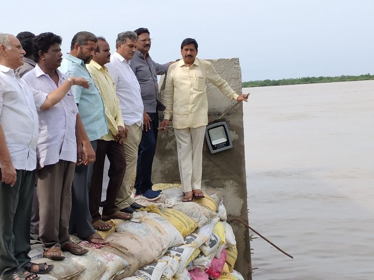 కరకట్ట వద్ద వరద ఉద్ధృతిని పరిశీలిస్తున్న ఎంపీ కేశినేని నాని, ఎమ్మెల్యే గద్దె రామ్మోహన్