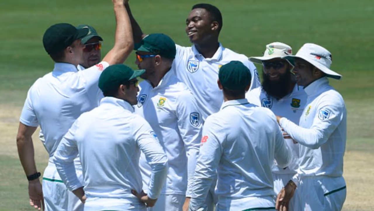 మహాత్మా గాంధీ నెల్సన్ మండేలా ఫ్రీడమ్ ట్రోపీలో భాగంగా భారత్ సౌతాఫ్రికాల మధ్య మూడు టెస్టుల సీరిస్ జరుగుతోంది. ఇప్పటికే విశాఖపట్నంలో మొదటి మ్యాచ్ ప్రారంభమైన విషయం తెలిసిందే. అక్టోబర్ 2వ తేదీ నుండి జరుగుతున్న ఈ మ్యాచ్ లో మొదటి రెండురోజులు భారత్ హవా కొనసాగగా మూడోరోజు సౌతాఫ్రికా జోరు కొనసాగుతోంది. టీమిండియా బౌలర్లను సమర్థవంతంగా ఎదుర్కొంటూ ఫాలోఆన్ ఆడాల్సిన స్థితినుండి భారత్ పై ఆధిక్యాన్ని సాధించే దిశగా ఆ జట్టు ఇన్నింగ్స్ కొనసాగుతోంది. మహాత్మా గాంధీ నెల్సన్ మండేలా ఫ్రీడమ్ ట్రోపీలో భాగంగా భారత్ సౌతాఫ్రికాల మధ్య మూడు టెస్టుల సీరిస్ జరుగుతోంది. ఇప్పటికే విశాఖపట్నంలో మొదటి మ్యాచ్ ప్రారంభమైన విషయం తెలిసిందే. అక్టోబర్ 2వ తేదీ నుండి జరుగుతున్న ఈ మ్యాచ్ లో మొదటి రెండురోజులు భారత్ హవా కొనసాగగా మూడోరోజు సౌతాఫ్రికా జోరు కొనసాగుతోంది. టీమిండియా బౌలర్లను సమర్థవంతంగా ఎదుర్కొంటూ ఫాలోఆన్ ఆడాల్సిన స్థితినుండి భారత్ పై ఆధిక్యాన్ని సాధించే దిశగా ఆ జట్టు ఇన్నింగ్స్ కొనసాగుతోంది.