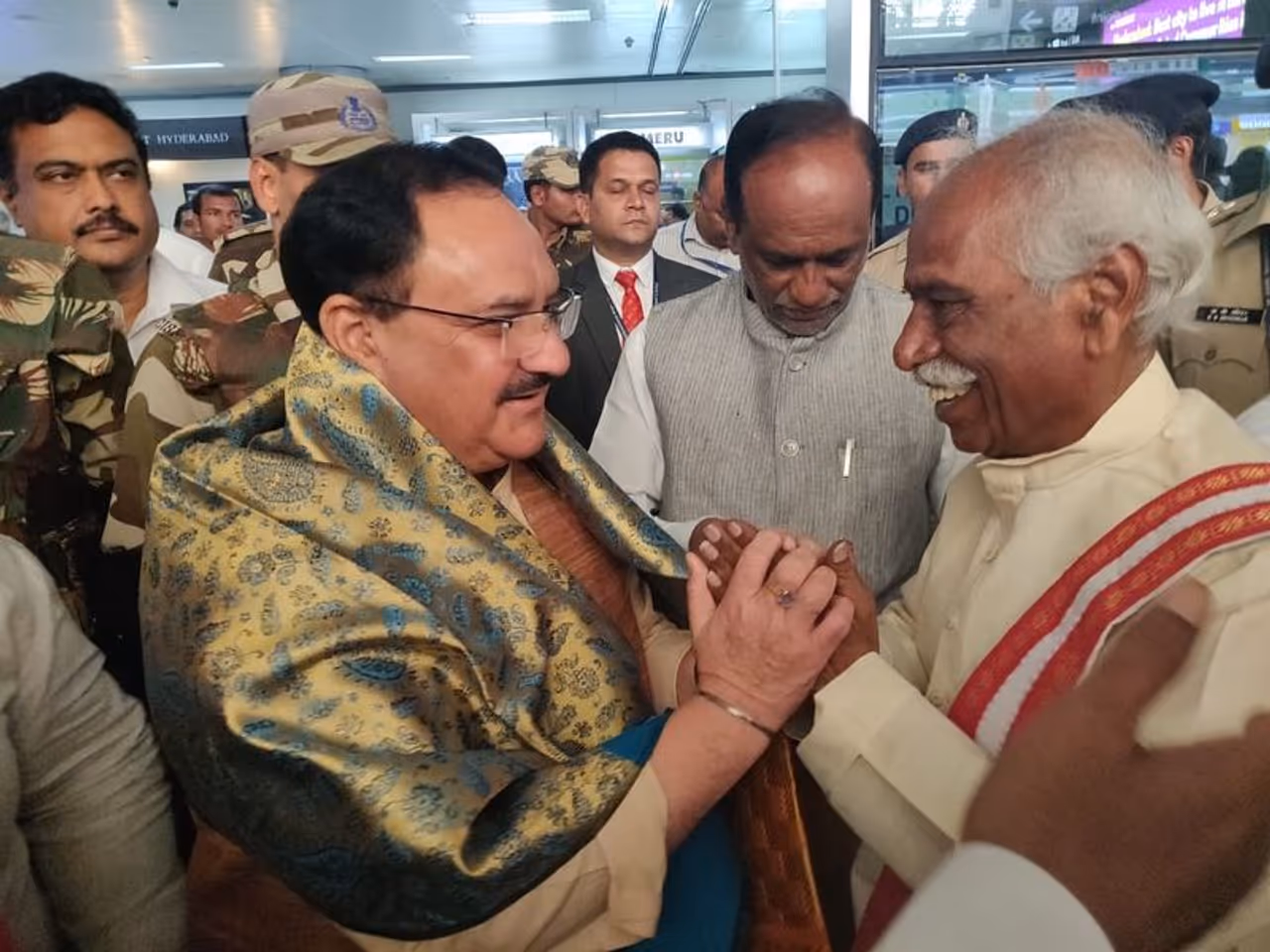 శంషాబాద్ విమానాశ్రయంలో నడ్డాకు స్వాగతం పలుకుతున్న మాజీ కేంద్రమంత్రి దత్తాత్రేయ