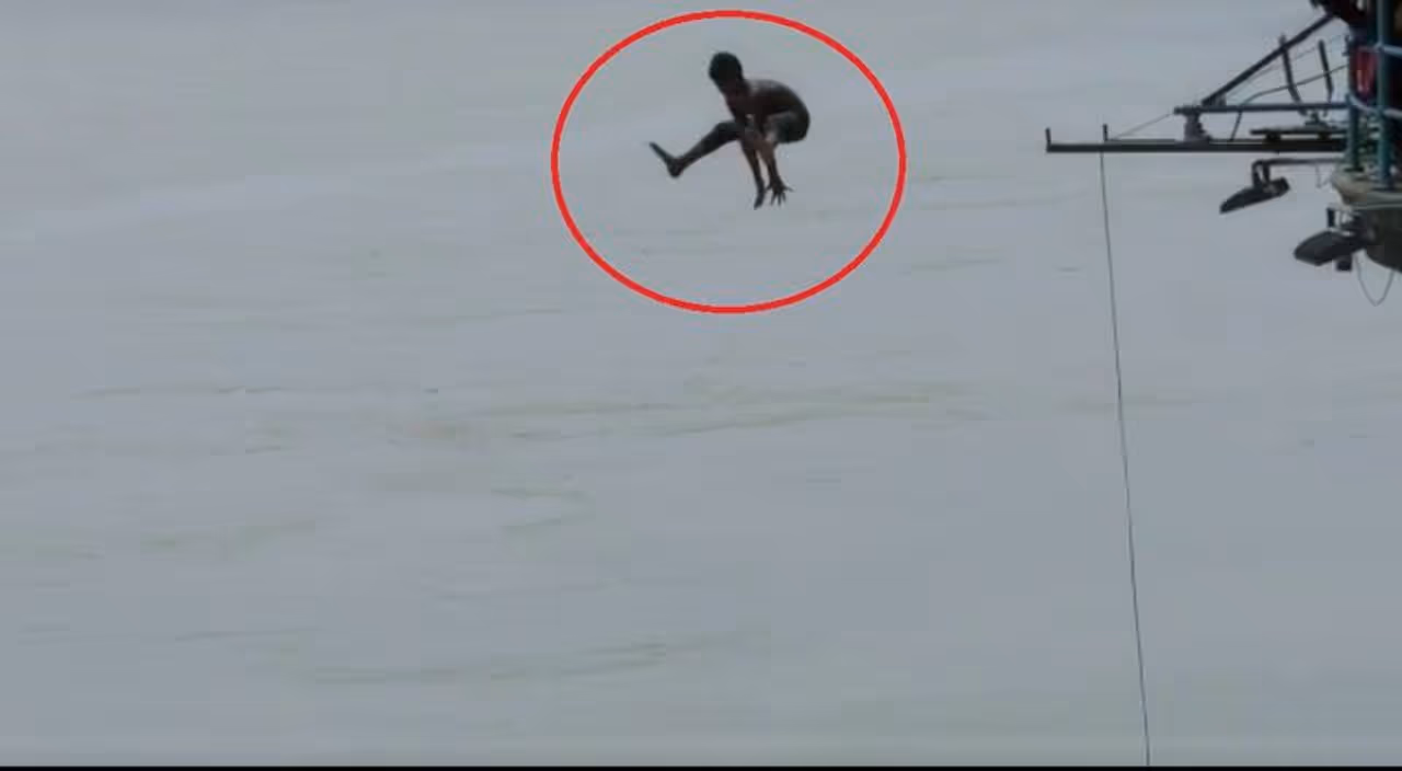 ये है भदैनी पम्प स्टेशन जहां पानी से करीब 30 से 40 फिट चढ़ चुका है।वहां पर चढ़कर युवा गंगा में छलाँग लगा रहे है। ये है भदैनी पम्प स्टेशन जहां पानी से करीब 30 से 40 फिट चढ़ चुका है।वहां पर चढ़कर युवा गंगा में छलाँग लगा रहे है।