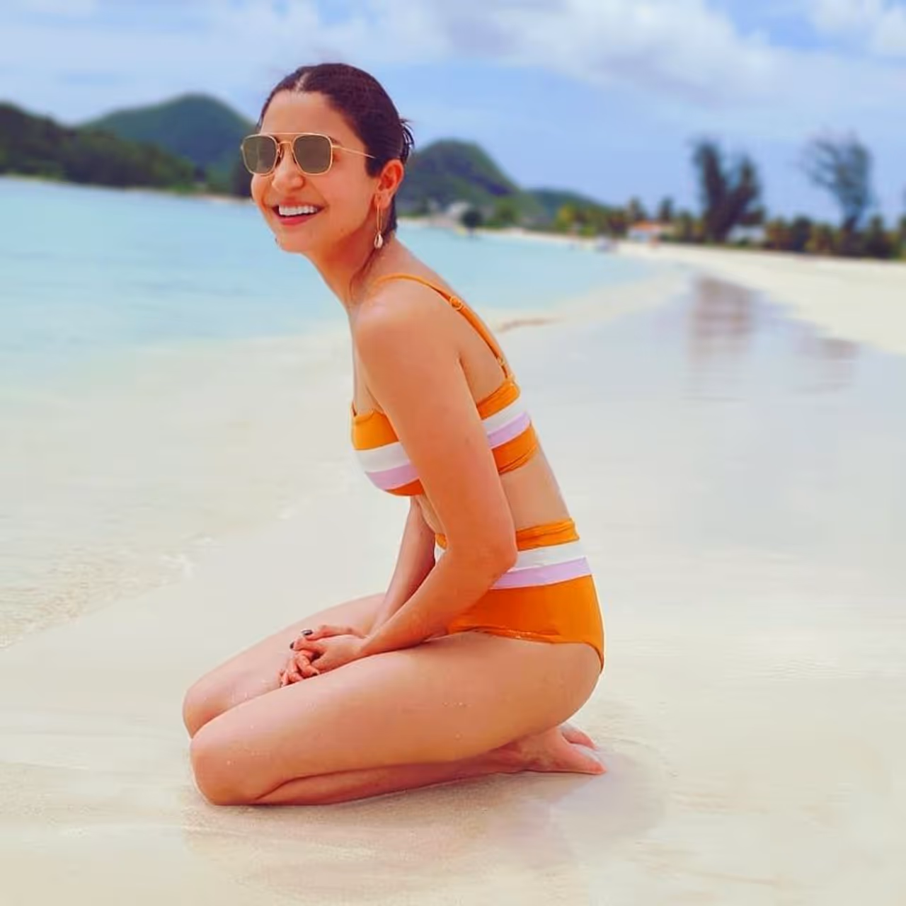 अनुष्का ने बिकिनी फोटोज के साथ ही बैकलेस फोटो भी सोशल मीडिया में पोस्ट की है। अनुष्का ने बिकिनी फोटोज के साथ ही बैकलेस फोटो भी सोशल मीडिया में पोस्ट की है।