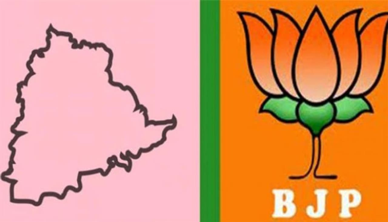 <p>శాసనమండలి ఎన్నికలు ఇప్పుడు యావత్ తెలంగాణాలో కాక రేపుతున్నాయి. పోటీలో నిలిచేవారి మధ్య వైరం ఉండడం సహజం కానీ.. తెలంగాణాలో ఇప్పుడు పోటీలో వారిరువురూ నిలబడకున్నప్పటికీ.... అన్నదమ్ముల మధ్య రాజకీయ వైరం ఎత్తులు పైఎత్తులు స్థాయిని కూడా దాటింది. </p> <p>శాసనమండలి ఎన్నికలు ఇప్పుడు యావత్ తెలంగాణాలో కాక రేపుతున్నాయి. పోటీలో నిలిచేవారి మధ్య వైరం ఉండడం సహజం కానీ.. తెలంగాణాలో ఇప్పుడు పోటీలో వారిరువురూ నిలబడకున్నప్పటికీ.... అన్నదమ్ముల మధ్య రాజకీయ వైరం ఎత్తులు పైఎత్తులు స్థాయిని కూడా దాటింది. </p>