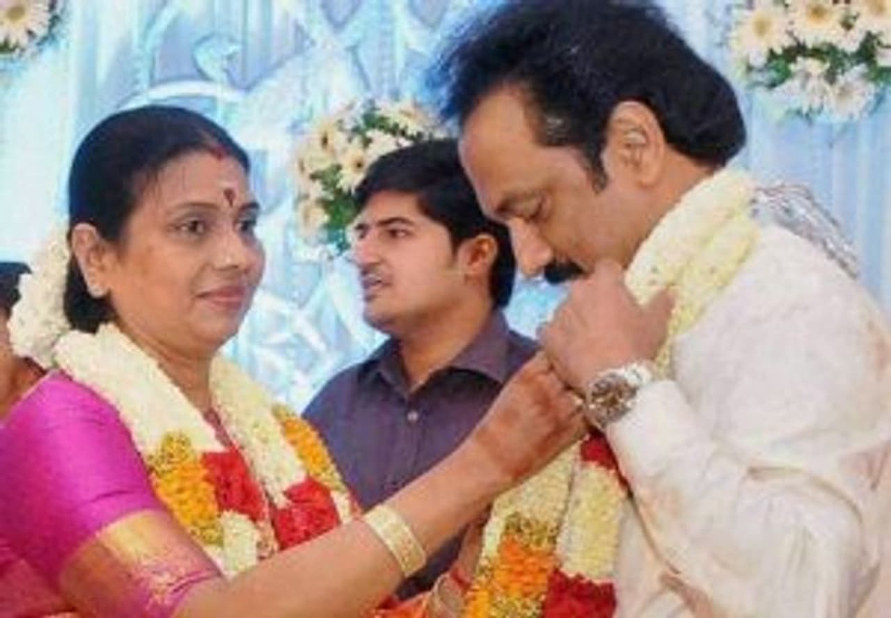 திமுக தலைவர் ஸ்டாலின் துர்க்கா மாலை மாற்றிக்கொள்ளும் காட்சி..!