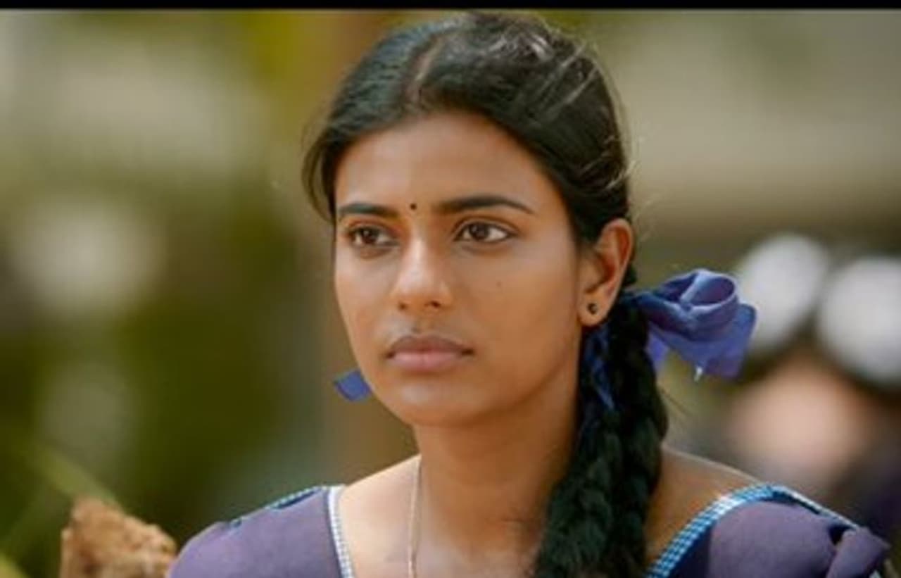 కథ: రైతు కృష్ణ‌మూర్తి (రాజేంద్ర‌ప్ర‌సాద్‌) కు క్రికెట్ అంటే పిచ్చి. ముఖ్యంగా ఇండియా ఎప్పుడూ గెలవాలని కోరుకునే అతను, ఓడిపోతే తట్టుకోలేడు. ఆయన కుమార్తె కౌశల్య (ఐశ్వర్యారాజేష్) కూడా తండ్రిలా మెల్లిగా క్రికెట్ పై అభిమానం పెంచుకుంటుంది. అంతేకాదు తండ్రికు ఆనందం కలిగేలా తను క్రికెటర్ అయ్యి...ఇండియాను గెలిపించాలనుకుంటుంది. అయితే పల్లెటూళ్లలో అంతలా ఆడపిల్లలు క్రికెట్ ఆడే పరిస్దితి లేదు. దాంతో కౌశల్య మగాళ్ల టీమ్ లోనే కలిసి ఆడటం మొదలెడుతుంది. ఆడపిల్ల క్రికెట్ ఆడటం ఏంటని చాలా మంది ఆమె తండ్రిని తిడుతూంటారు. అయినా తండ్రి, కూతుళ్లూ ఎక్కడా వెనకడుగు వెయ్యాలనుకోరు. మరో ప్రక్క రైతుగా కృష్ణమూర్తి పరిస్దితి ఏమీ బాగుండదు. వ్యవసాయం కోసం తెచ్చిన లోన్స్ తడిసి మోపెడు అయ్యి...చివరకు ఇంటిని జ‌ప్తు చేసే సిట్యువేషన్ వస్తుంది. మరో ప్రక్క కౌశల్యకు క్రికెటర్ గా ఎదగటానికి రకరకాల సమస్యలు వస్తాయి. ఆ పరిస్దితుల్లో కృష్ణమూర్తి ఏం డెసిషన్ తీసుకున్నాడు...కౌశల్య తన తండ్రి కోసం ఇండియా తరుపున ఆడి గెలిపించిందా వంటి విషయాలు తెలియాలంటే సినిమా చూడాల్సిందే.