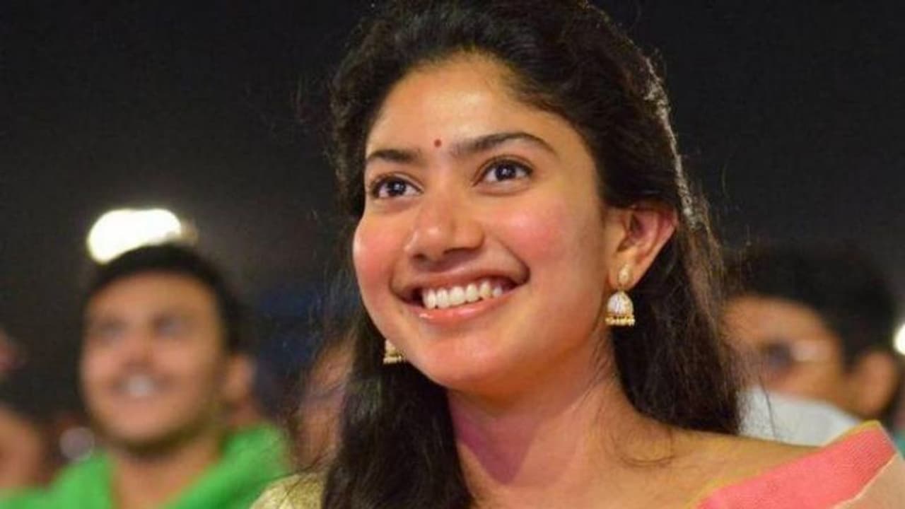 సాయి పల్లవి : నేచురల్ బ్యూటీగా గుర్తింపు తెచ్చుకున్న సాయి పల్లవికి ఇటీవల 2 కోట్ల ఎండార్స్మెంట్ డీల్ వచ్చింది. ఓ సంస్థ ఫెయిర్ నెస్ క్రీంకు సంబంధించిన యాడ్ అది. సహజత్వంతో కూడుకున్నదే అందం అని అలాంటి ఉత్పత్తులకు ప్రచారం కల్పించలేనని సాయి పల్లవి ఆ డీల్ ని రిజెక్ట్ చేసింది. సాయి పల్లవి : నేచురల్ బ్యూటీగా గుర్తింపు తెచ్చుకున్న సాయి పల్లవికి ఇటీవల 2 కోట్ల ఎండార్స్మెంట్ డీల్ వచ్చింది. ఓ సంస్థ ఫెయిర్ నెస్ క్రీంకు సంబంధించిన యాడ్ అది. సహజత్వంతో కూడుకున్నదే అందం అని అలాంటి ఉత్పత్తులకు ప్రచారం కల్పించలేనని సాయి పల్లవి ఆ డీల్ ని రిజెక్ట్ చేసింది.