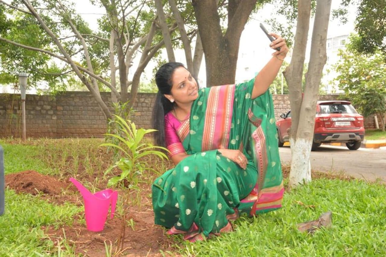 గ్రీన్ ఛాలెంజ్ లో పాల్గొన్న కల్వకుంట్ల కవిత గ్రీన్ ఛాలెంజ్ లో పాల్గొన్న కల్వకుంట్ల కవిత