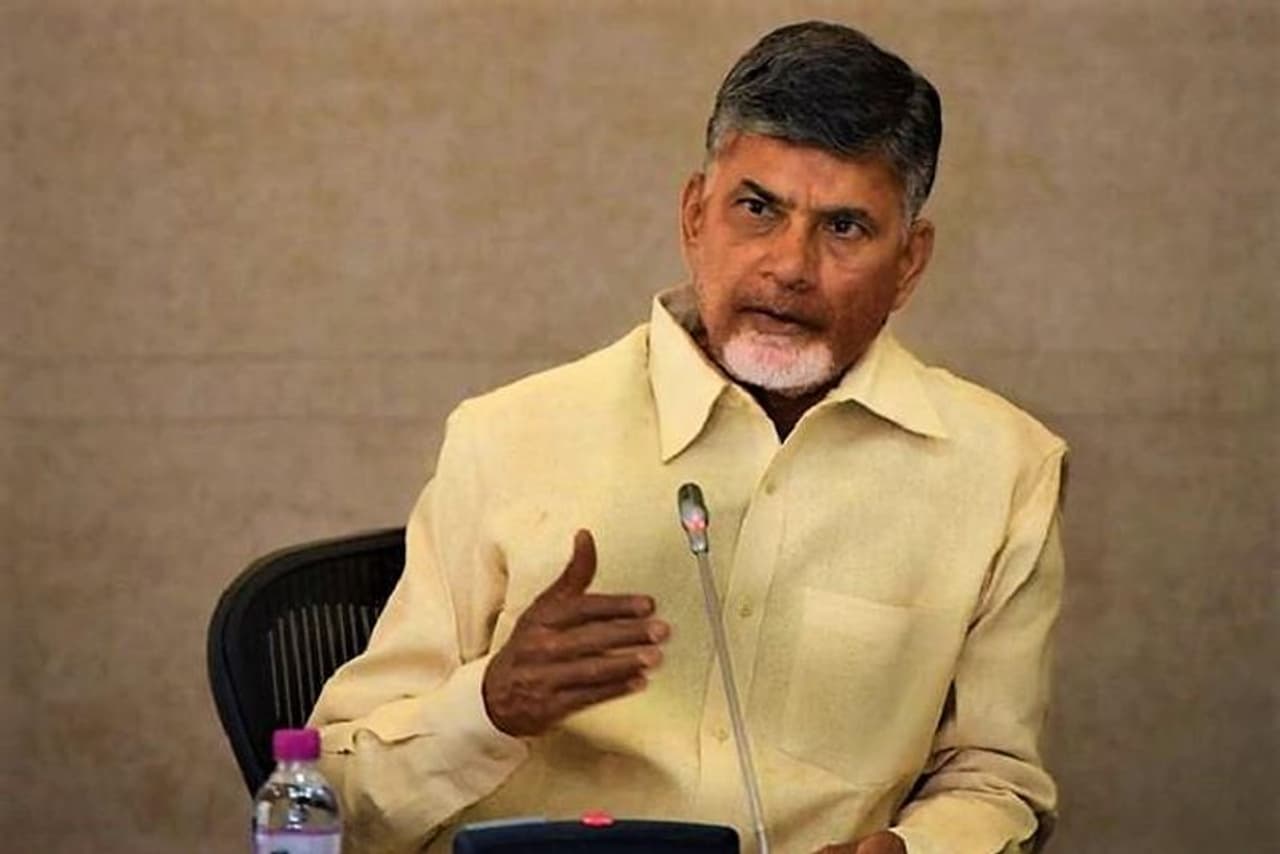 ఏపీలో తెలుగుదేశం పార్టీకి ఎదురుదెబ్బ తగిలింది. ఆ పార్టీకి చెందిన కీలక నేతలు ముఖ్యంగా ఇద్దరు మాజీమంత్రులు గుడ్ బై చెప్పేశారు. అంతేకాదు తెలుగుదేశం పార్టీలో కీలక నేతలుగా వ్యవహరిస్తున్న వారు సైతం అమాంతంగా పార్టీకి గుడ్ బై చెప్పేసి బీజేపీ కండువా కప్పేసుకున్నారు. ఏపీలో తెలుగుదేశం పార్టీకి ఎదురుదెబ్బ తగిలింది. ఆ పార్టీకి చెందిన కీలక నేతలు ముఖ్యంగా ఇద్దరు మాజీమంత్రులు గుడ్ బై చెప్పేశారు. అంతేకాదు తెలుగుదేశం పార్టీలో కీలక నేతలుగా వ్యవహరిస్తున్న వారు సైతం అమాంతంగా పార్టీకి గుడ్ బై చెప్పేసి బీజేపీ కండువా కప్పేసుకున్నారు.
