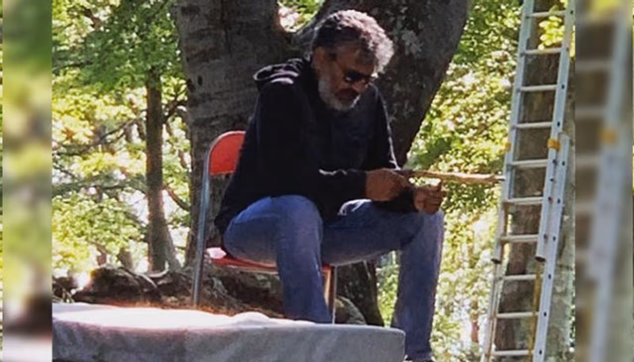 కమర్షియల్ గా డిఫరెంట్ జానర్స్ ని టచ్ చేసే రాజమౌళి 35కోట్లకు పైగా జీతం తీసుకుంటారని టాక్. బాహుబలి దెబ్బకు లాభాల్లో షేర్స్ కూడా ఉంటాయని సమాచారం. బిగ్గెస్ట్ హిట్ బాహుబలి కమర్షియల్ గా డిఫరెంట్ జానర్స్ ని టచ్ చేసే రాజమౌళి 35కోట్లకు పైగా జీతం తీసుకుంటారని టాక్. బాహుబలి దెబ్బకు లాభాల్లో షేర్స్ కూడా ఉంటాయని సమాచారం. బిగ్గెస్ట్ హిట్ బాహుబలి