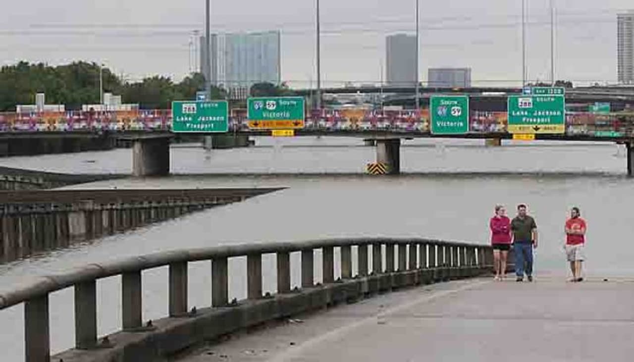 ജക്കാർത്തയെ പോലെ പതിറ്റാണ്ടുകളായി മുങ്ങിക്കൊണ്ടിരിക്കുന്ന മറ്റൊരു നഗരമാണ് ഹൂസ്റ്റൺ. ഭൂഗർഭ ജലം അനിയന്ത്രിതമായി വലിച്ചെടുത്തതാണ് ഹൂസ്റ്റൺ നഗരത്തിനെ വലിയ വിപത്തിലേക്ക് തള്ളിവിടുന്നതെന്നാണ് പഠനങ്ങൾ പറയുന്നത്. ജക്കാർത്തയെ പോലെ പതിറ്റാണ്ടുകളായി മുങ്ങിക്കൊണ്ടിരിക്കുന്ന മറ്റൊരു നഗരമാണ് ഹൂസ്റ്റൺ. ഭൂഗർഭ ജലം അനിയന്ത്രിതമായി വലിച്ചെടുത്തതാണ് ഹൂസ്റ്റൺ നഗരത്തിനെ വലിയ വിപത്തിലേക്ക് തള്ളിവിടുന്നതെന്നാണ് പഠനങ്ങൾ പറയുന്നത്.