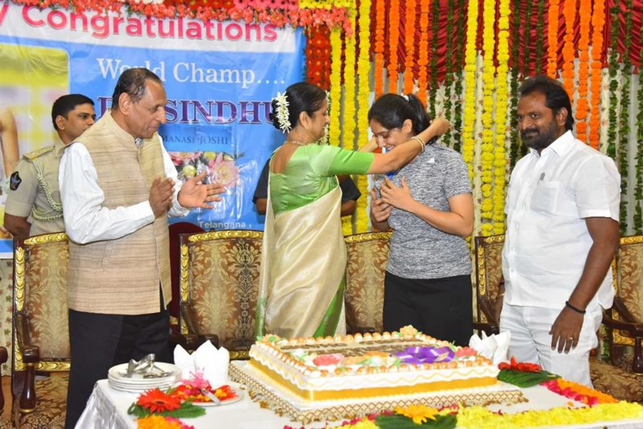 పారా బ్యాడ్మింటన్ ఛాంపియన్ మానసిజోషితో గవర్నర్ దంపతులు