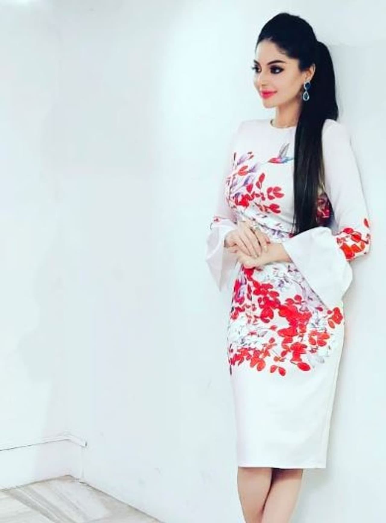 சுவற்றில் சாய்ந்து ஹாய்யாக ஒரு பார்வை சுவற்றில் சாய்ந்து ஹாய்யாக ஒரு பார்வை