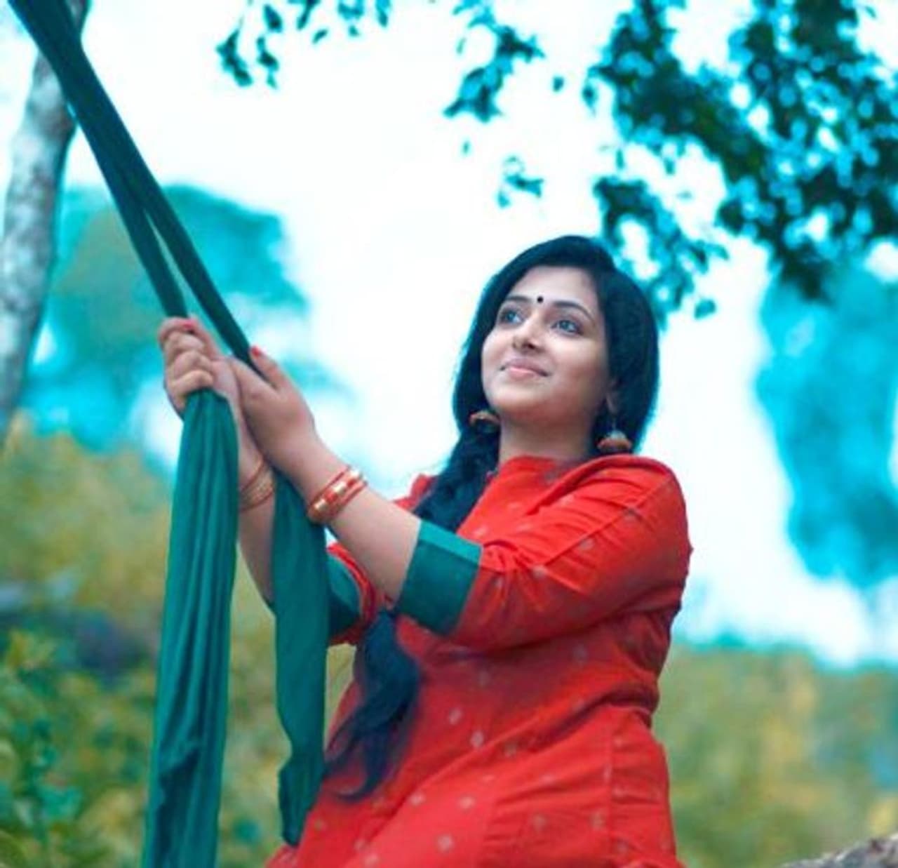 மரத்தோடு விளையாடும் குழந்தையாய் மரத்தோடு விளையாடும் குழந்தையாய்