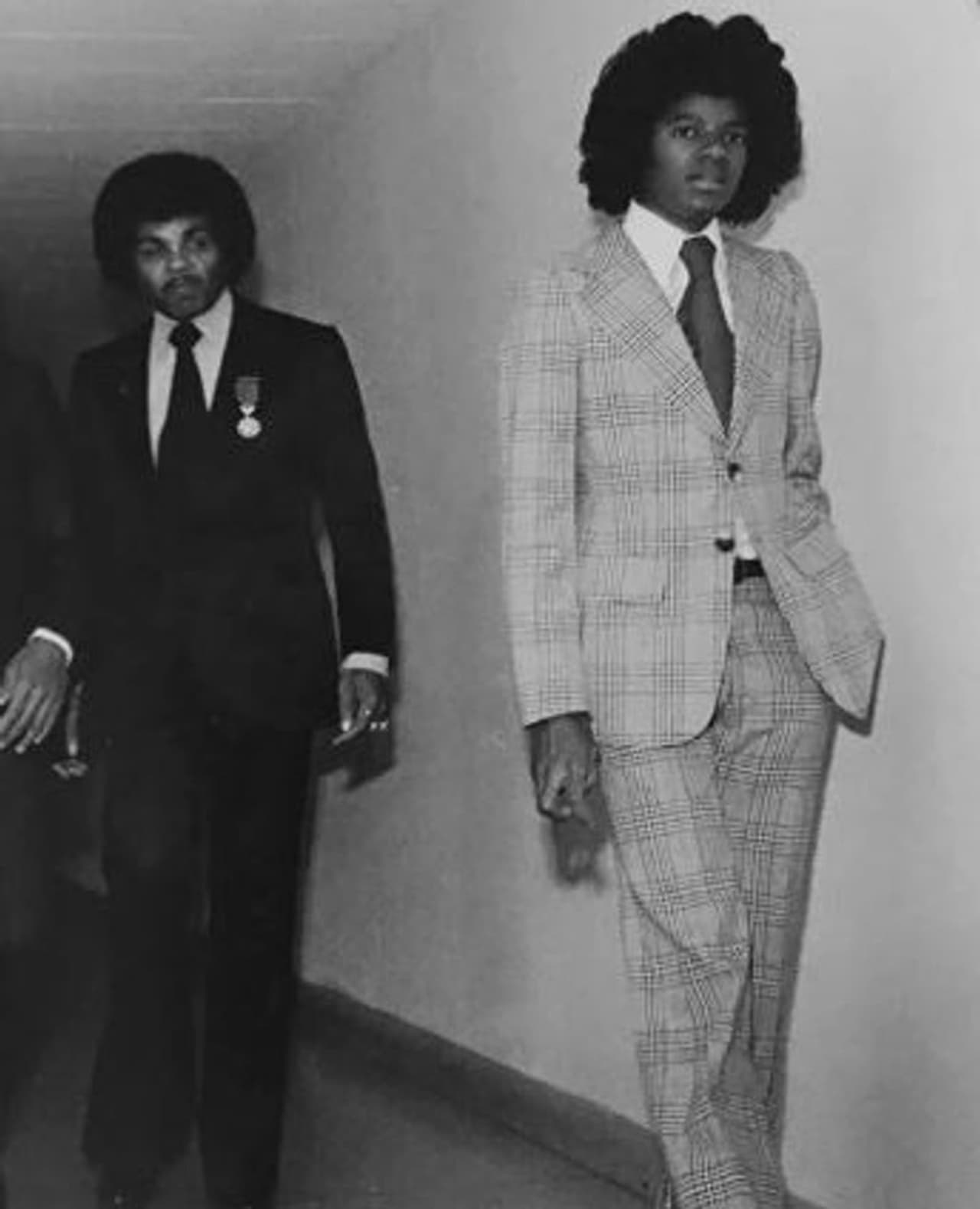 சகோதரருடன் மைக்கல் ஜாக்சன் சகோதரருடன் மைக்கல் ஜாக்சன்