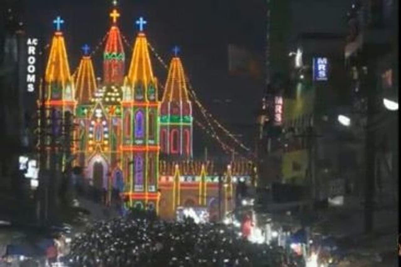 வண்ண மின் விளக்குகளால் மின்னும் வேளாங்கண்ணி வண்ண மின் விளக்குகளால் மின்னும் வேளாங்கண்ணி