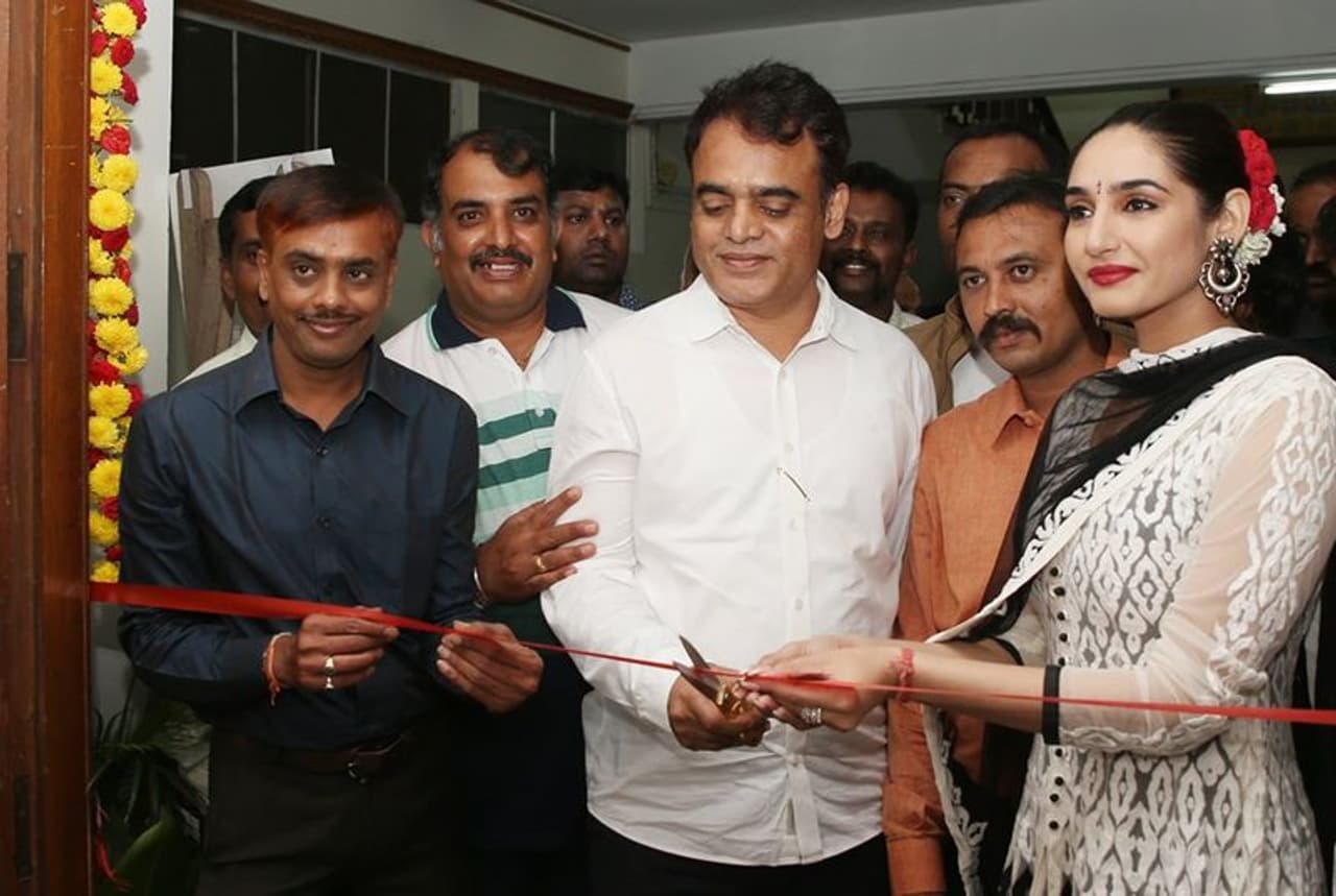 ಚಿತ್ರಕಲಾ ಪರಿಷತ್ ನಲ್ಲಿ 4 ದಿನಗಳ ಕಾಲ ಪೋ ಜೋನ್ ಮೆಮೋರೀಸ್ 2019 ಆಯೋಜಿಸಲಾಗಿದ್ದು ರಾಗಿಣಿ ದ್ವಿವೇದಿ, ಡಿಸಿಎಂ ಅಶ್ವತ್ ನಾರಾಯಣ್ ಉದ್ಘಾಟಿಸಿದರು. ಚಿತ್ರಕಲಾ ಪರಿಷತ್ ನಲ್ಲಿ 4 ದಿನಗಳ ಕಾಲ ಪೋ ಜೋನ್ ಮೆಮೋರೀಸ್ 2019 ಆಯೋಜಿಸಲಾಗಿದ್ದು ರಾಗಿಣಿ ದ್ವಿವೇದಿ, ಡಿಸಿಎಂ ಅಶ್ವತ್ ನಾರಾಯಣ್ ಉದ್ಘಾಟಿಸಿದರು.