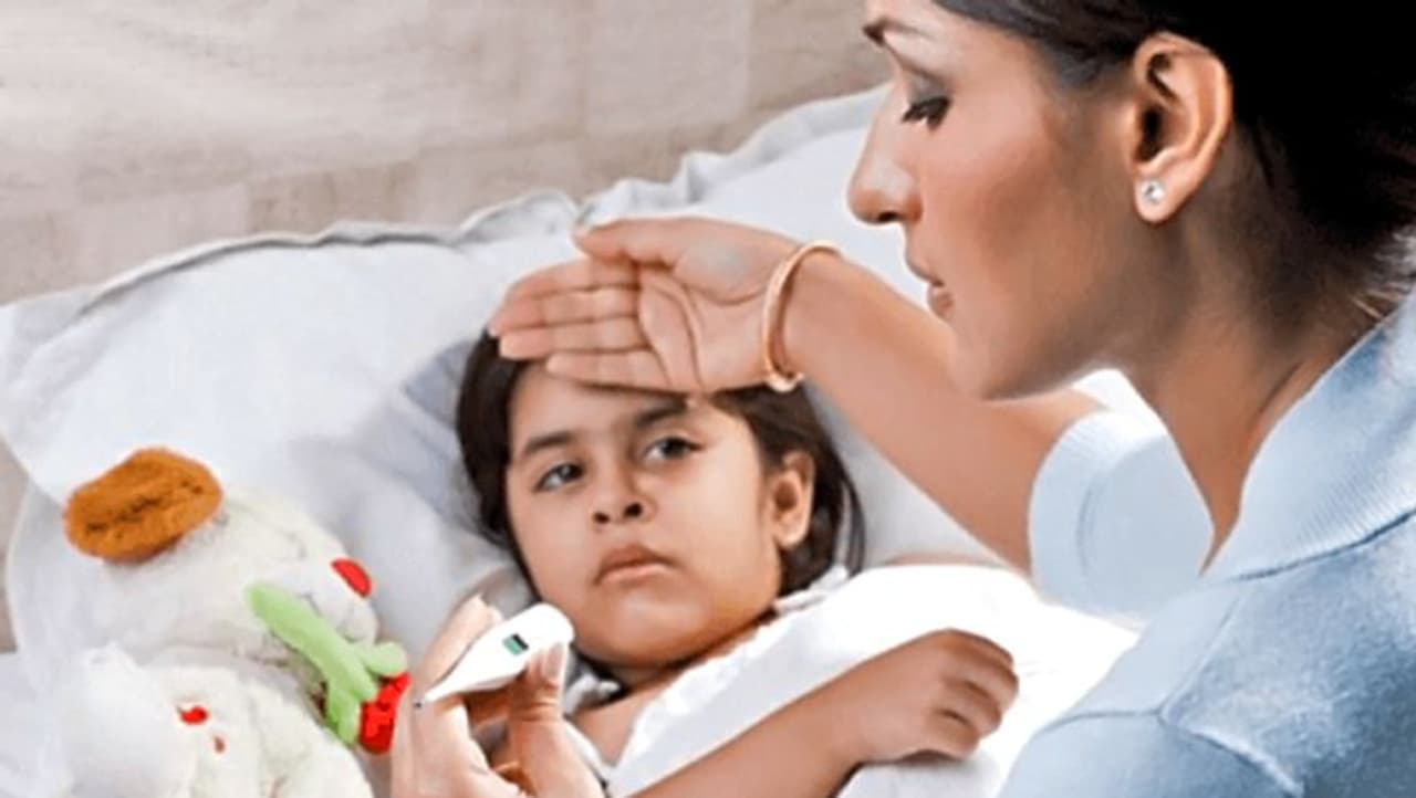 <p>ನೀವು ಅಥವಾ ನಿಮ್ಮ ಮಗುವಿಗೆ ಜ್ವರದ&nbsp;ಲಕ್ಷಣಗಳು ಕಂಡುಬಂದರೆ, ಮನೆಯಲ್ಲಿರುವ ಥರ್ಮಾಮೀಟರ್ ಬಳಸಿ ತಾಪಮಾನವನ್ನು ಅಳೆಯಬಹುದು. ಆದರೆ ಥರ್ಮಾಮೀಟರ್ ಅನ್ನು ಸರಿಯಾಗಿ ಬಳಸುವುದು ಮುಖ್ಯ. ಇದರಿಂದ ಜ್ವರವನ್ನು ಸರಿಯಾಗಿ ಅಳೆಯಬಹುದು. ದೇಹದ ಉಷ್ಣತೆಯನ್ನು ಸರಿಯಾಗಿ ಅಳೆಯುತ್ತಿದ್ದರೆ, ಅದಕ್ಕೆ ಸರಿಯಾಗಿ ಚಿಕಿತ್ಸೆ ನೀಡಲು ಸಾಧ್ಯ.&nbsp;</p>