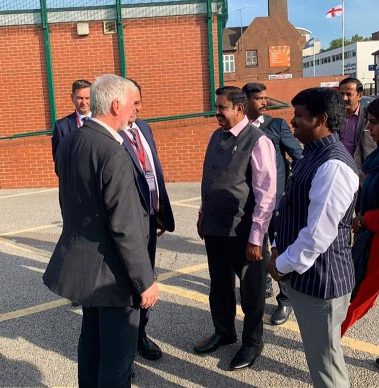 கோட்ல இருந்து ப்ளேசருக்கு மாறிய எடப்பாடி கோட்ல இருந்து ப்ளேசருக்கு மாறிய எடப்பாடி