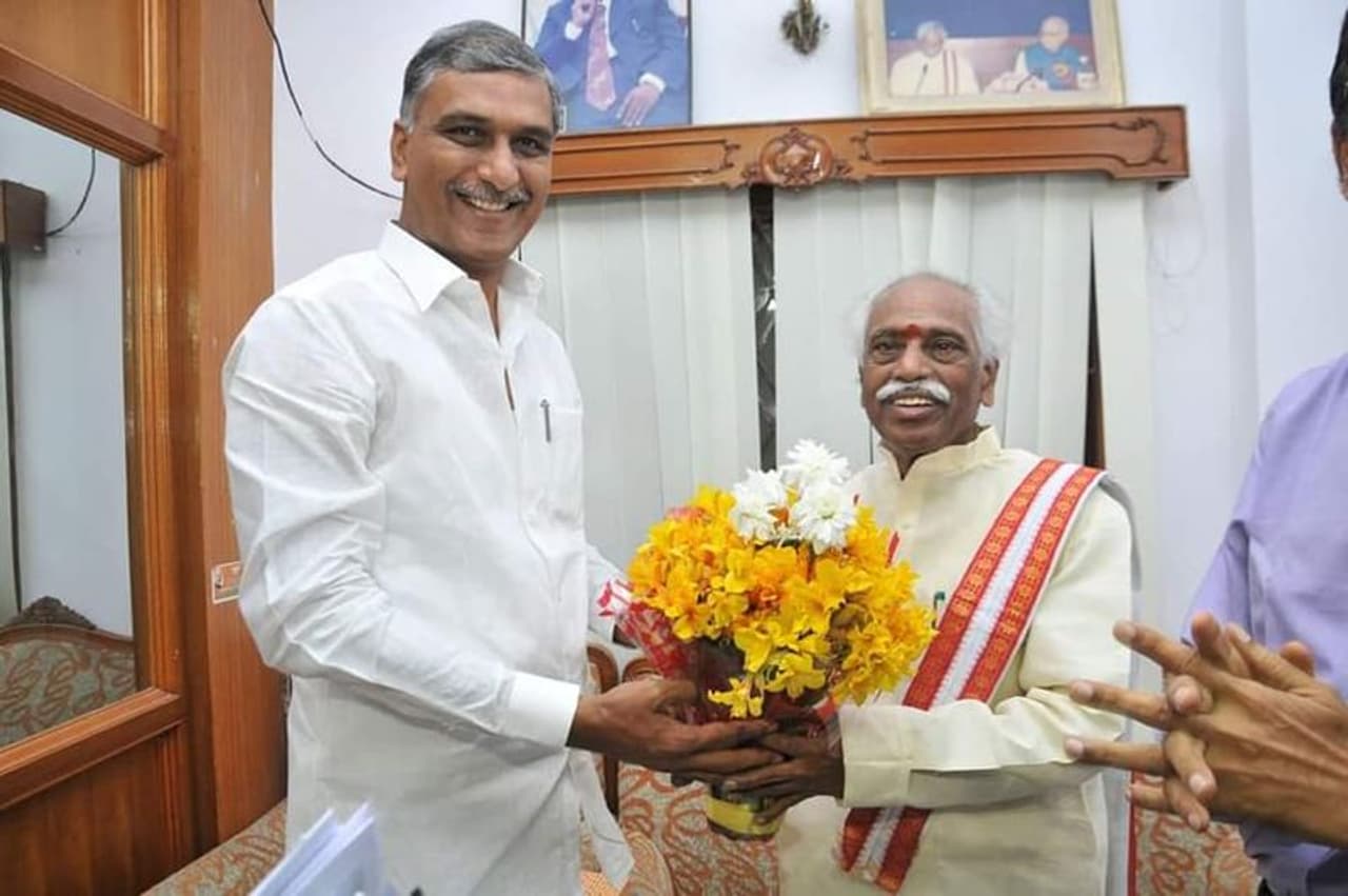 దత్తాత్రేయని కలిసి అభినందిస్తున్న మాజీ మంత్రి హరీశ్ రావు దత్తాత్రేయని కలిసి అభినందిస్తున్న మాజీ మంత్రి హరీశ్ రావు