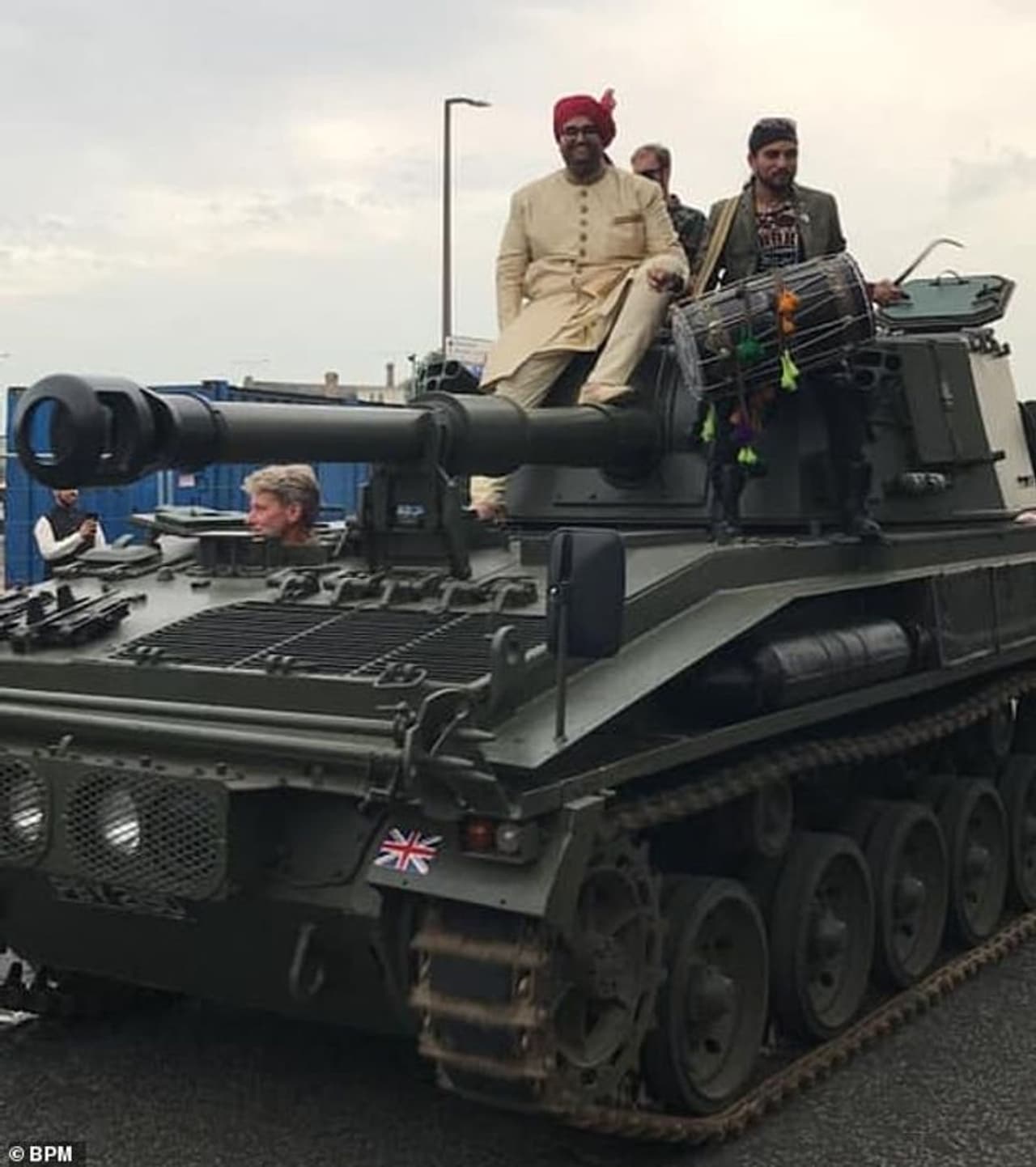 വരന്‍ എത്തുന്ന ചിത്രങ്ങള്‍ സോഷ്യല്‍ മീഡിയയില്‍ വൈറലായിരിക്കുകയാണ്.