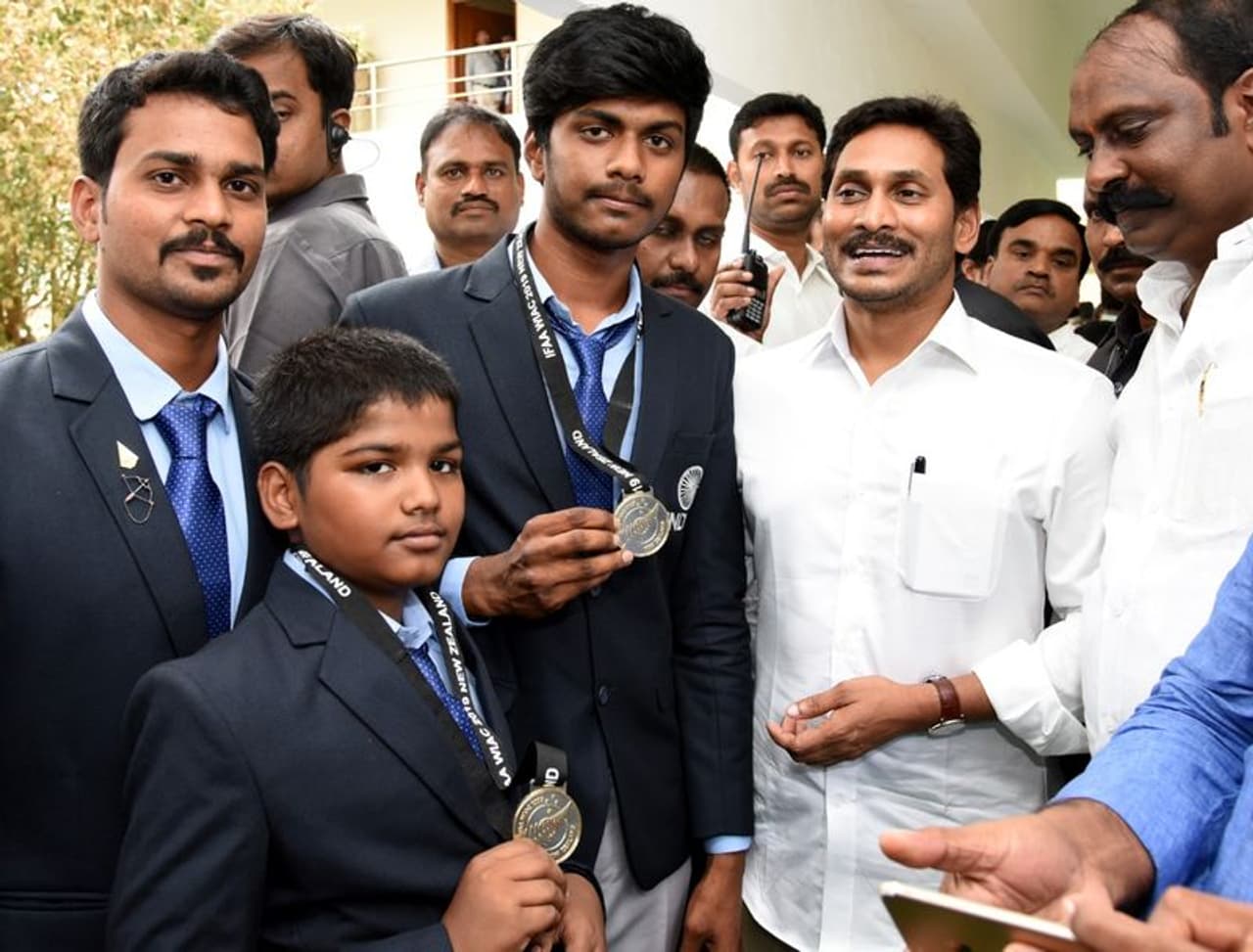 న్యూజిలాండ్లో జరిగిన అంతర్జాతీయ ఫీల్డ్ ఆర్చరీ పోటీల్లో 2 బంగారు పతకాలు గెలిచిన ఆర్.కె.సిద్దార్థరెడ్డి, పి.వి.సాయిశ్రీనివాస్లను అభినందిస్తున్న జగన్ న్యూజిలాండ్లో జరిగిన అంతర్జాతీయ ఫీల్డ్ ఆర్చరీ పోటీల్లో 2 బంగారు పతకాలు గెలిచిన ఆర్.కె.సిద్దార్థరెడ్డి, పి.వి.సాయిశ్రీనివాస్లను అభినందిస్తున్న జగన్