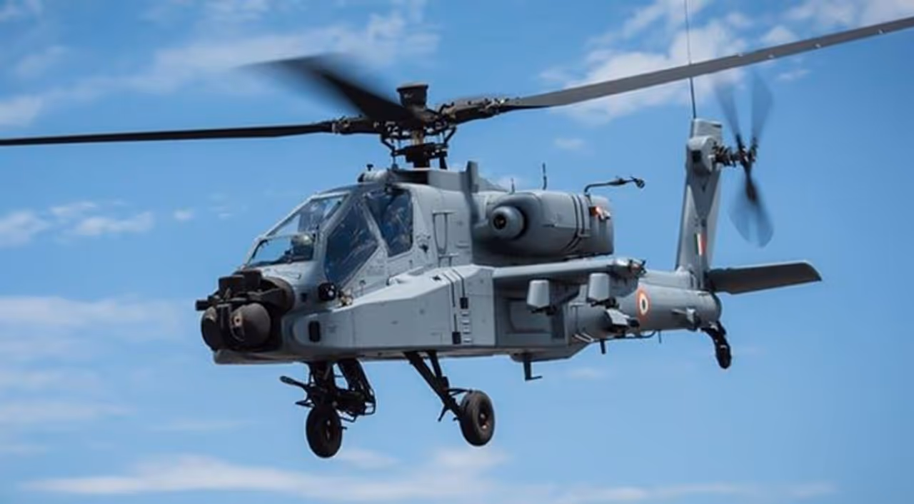 अपाचे हेलीकॉप्टर को उड़ाने के लिए दो पायलटों का होना जरूरी है। अपाचे हेलीकॉप्टर को उड़ाने के लिए दो पायलटों का होना जरूरी है।