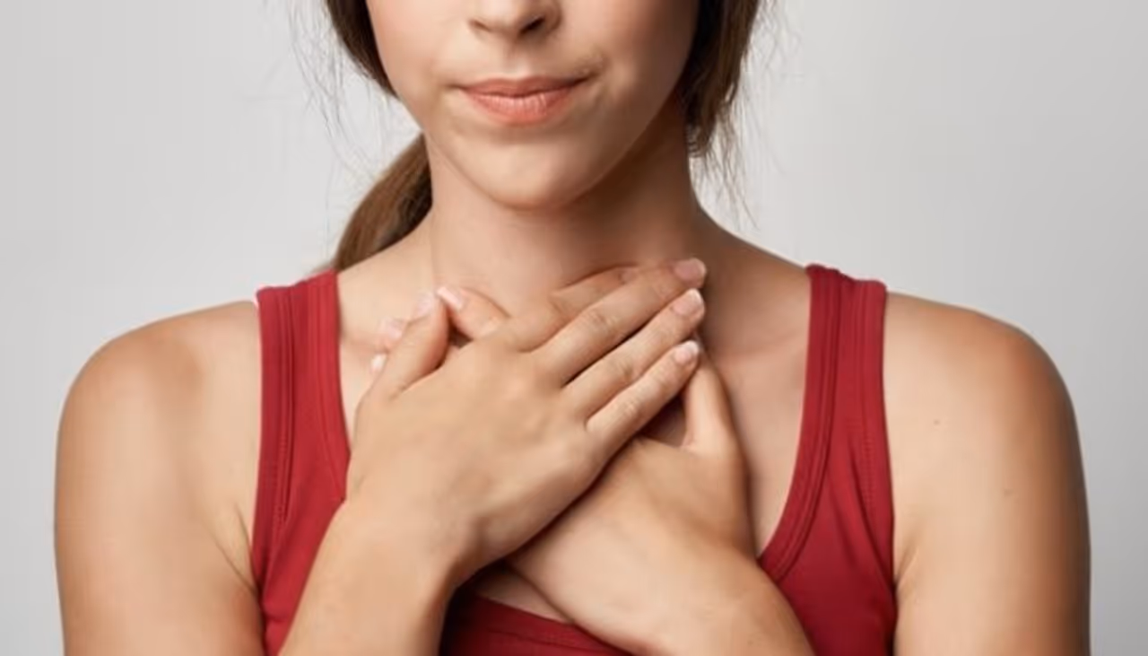 <p>ಒಣ ಗಂಟಲು ಯಾವುದೇ ಋತುವಿನಲ್ಲಿ ಸಂಭವಿಸಬಹುದಾದ ಸಾಮಾನ್ಯ ಸಮಸ್ಯೆ. ಒಂದು ಕಡೆ, ಬೇಸಿಗೆಯಲ್ಲಿ ಹೆಚ್ಚಿನ ತಾಪಮಾನ ಮತ್ತು ಅತಿಯಾದ ಬೆವರು ಆಗಾಗ್ಗೆ ಗಂಟಲು ಒಣಗಲು ಕಾರಣವಾಗುತ್ತದೆ, ಇದು ಆಗಾಗ್ಗೆ ನೀರು ಕುಡಿಯ ಬೇಕೆಂಬ ಬಯಕೆಗೆ ಕಾರಣವಾಗುತ್ತದೆ. </p> <p>ಒಣ ಗಂಟಲು ಯಾವುದೇ ಋತುವಿನಲ್ಲಿ ಸಂಭವಿಸಬಹುದಾದ ಸಾಮಾನ್ಯ ಸಮಸ್ಯೆ. ಒಂದು ಕಡೆ, ಬೇಸಿಗೆಯಲ್ಲಿ ಹೆಚ್ಚಿನ ತಾಪಮಾನ ಮತ್ತು ಅತಿಯಾದ ಬೆವರು ಆಗಾಗ್ಗೆ ಗಂಟಲು ಒಣಗಲು ಕಾರಣವಾಗುತ್ತದೆ, ಇದು ಆಗಾಗ್ಗೆ ನೀರು ಕುಡಿಯ ಬೇಕೆಂಬ ಬಯಕೆಗೆ ಕಾರಣವಾಗುತ್ತದೆ. </p>