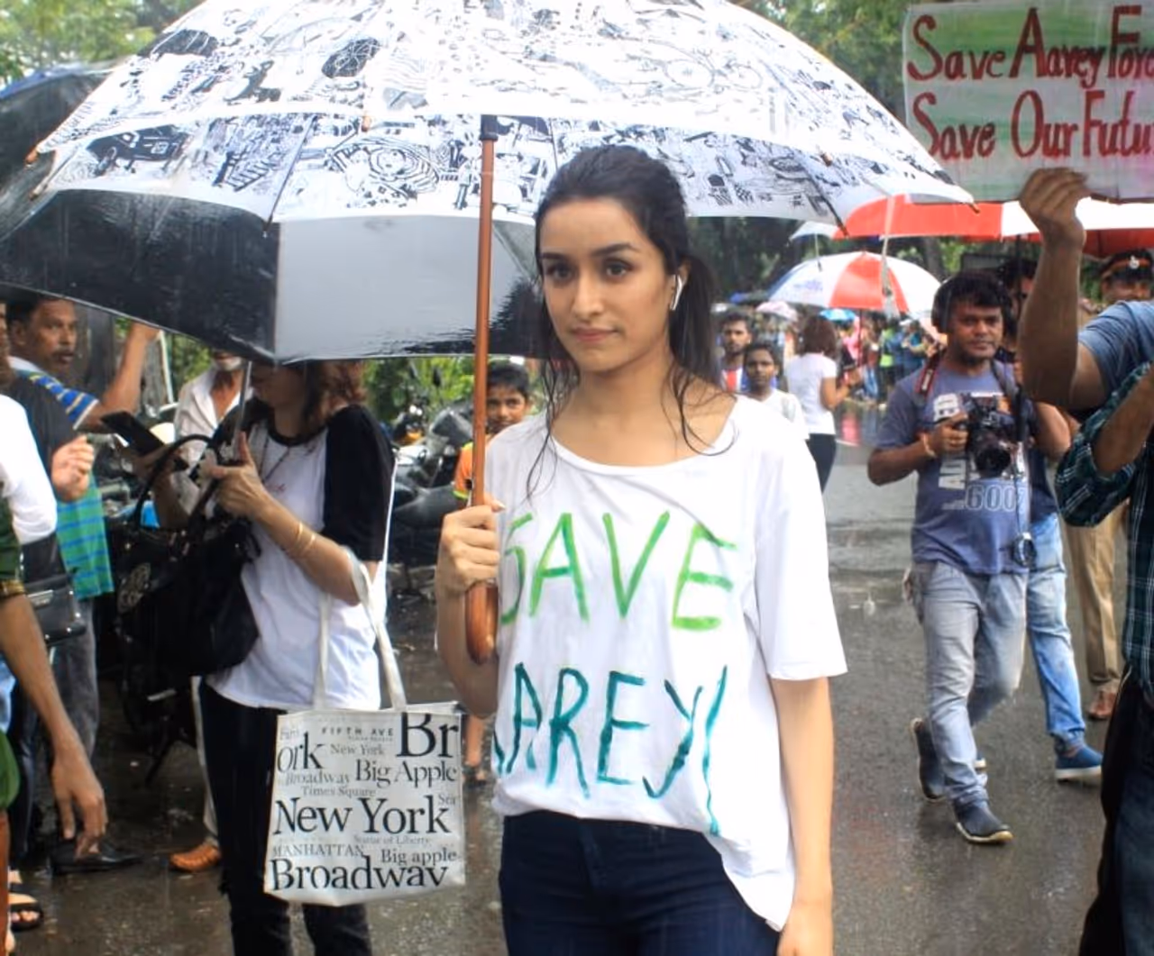 श्रद्धा कपूर पिछले दिनों एक कैंपेन में शामिल हुई। वह मुंबई में 2702 पेड़ों को काटे जाने का विरोध कर रहे हैं। इस कैंपेन के दौरान श्रद्धा बारिश में भीगती हुई इसें शामिल दिखीं।