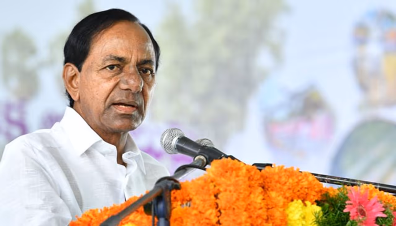 తెలుగు రాష్ట్రాల చరిత్రలో ఆర్టీసీ కార్మికులపై ఏ ముఖ్యమంత్రి కూడా తీసుకోని సంచలన నిర్ణయాలు తీసుకుంటూ తెలంగాణ సమాజాన్ని ఉలిక్కిపడేలా చేశారు సీఎం కేసీఆర్. ఆర్టీసీ కార్మికులు చేస్తున్నది అసలు సమ్మే కాదని... ప్రజలను ఇబ్బంది పెట్టిన కార్మికులను క్షమించేది లేదని ఆయన స్పష్టం చేశారు. గడువు తేదీలోగా విధుల్లో చేరనివారి ఉద్యోగాలు పోయినట్లేనని ప్రకటించి దాదాపు 50 వేల మంది ఆర్టీసీ కార్మికుల్లో గుబులు రేపారు. తెలుగు రాష్ట్రాల చరిత్రలో ఆర్టీసీ కార్మికులపై ఏ ముఖ్యమంత్రి కూడా తీసుకోని సంచలన నిర్ణయాలు తీసుకుంటూ తెలంగాణ సమాజాన్ని ఉలిక్కిపడేలా చేశారు సీఎం కేసీఆర్. ఆర్టీసీ కార్మికులు చేస్తున్నది అసలు సమ్మే కాదని... ప్రజలను ఇబ్బంది పెట్టిన కార్మికులను క్షమించేది లేదని ఆయన స్పష్టం చేశారు. గడువు తేదీలోగా విధుల్లో చేరనివారి ఉద్యోగాలు పోయినట్లేనని ప్రకటించి దాదాపు 50 వేల మంది ఆర్టీసీ కార్మికుల్లో గుబులు రేపారు.