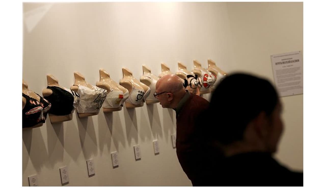 മോസ്കോ മോഡേൺ ആർട്ട് മ്യൂസിയത്തിൽ ആൻഡ്രി ബിൽജോ നടത്തിയ ഒരു എക്സിബിഷന്റെ ഉദ്ഘാടന ദിവസം "കുട്സോവ് മുതൽ പുടിൻ വരെ ബ്രായുടെ രാജ്യ ചരിത്രം" ഒരു എക്സിബിറ്റ് ഇനം നോക്കുന്ന ഒരു സന്ദർശകൻ. മോസ്കോ മോഡേൺ ആർട്ട് മ്യൂസിയത്തിൽ ആൻഡ്രി ബിൽജോ നടത്തിയ ഒരു എക്സിബിഷന്റെ ഉദ്ഘാടന ദിവസം "കുട്സോവ് മുതൽ പുടിൻ വരെ ബ്രായുടെ രാജ്യ ചരിത്രം" ഒരു എക്സിബിറ്റ് ഇനം നോക്കുന്ന ഒരു സന്ദർശകൻ.