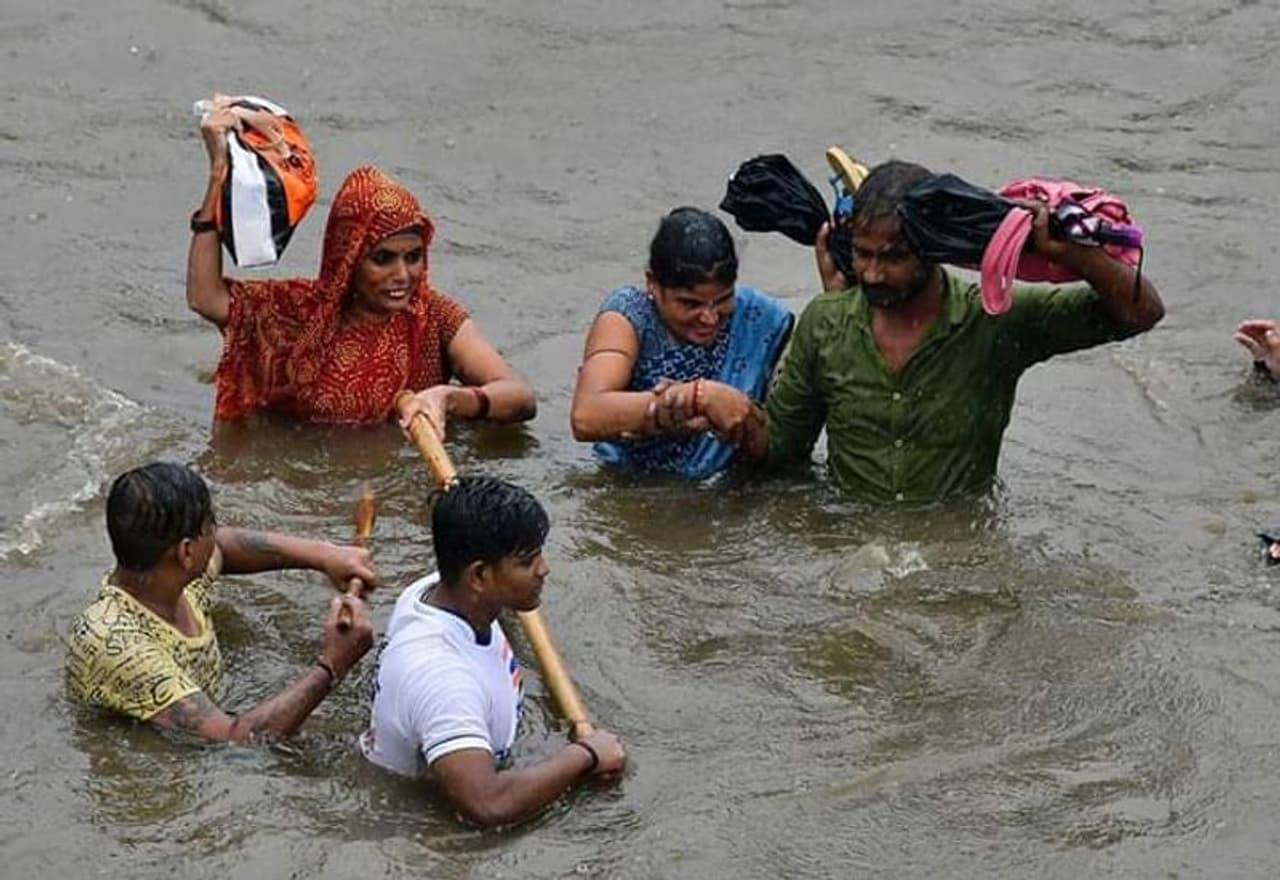 மும்பை மழை வெள்ளத்தில் தத்தளிக்கும் மக்கள்...! மும்பை மழை வெள்ளத்தில் தத்தளிக்கும் மக்கள்...!