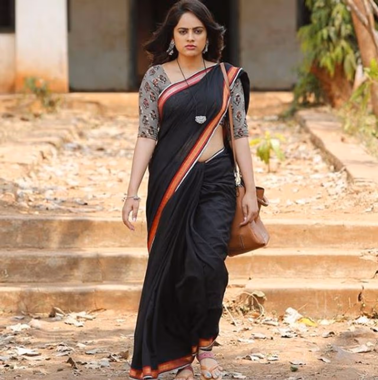 கருப்பு புடவையில் கோவமாக நடந்து வரும் நந்திதா கருப்பு புடவையில் கோவமாக நடந்து வரும் நந்திதா