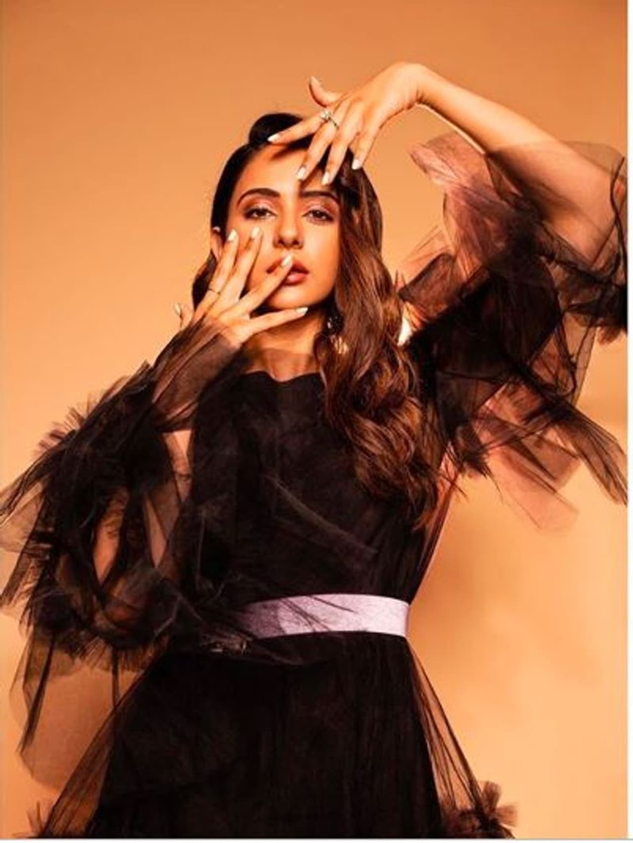 கருப்பு நிற உடையில் கவர்ந்து இழுக்கும் ரகுல் கருப்பு நிற உடையில் கவர்ந்து இழுக்கும் ரகுல்