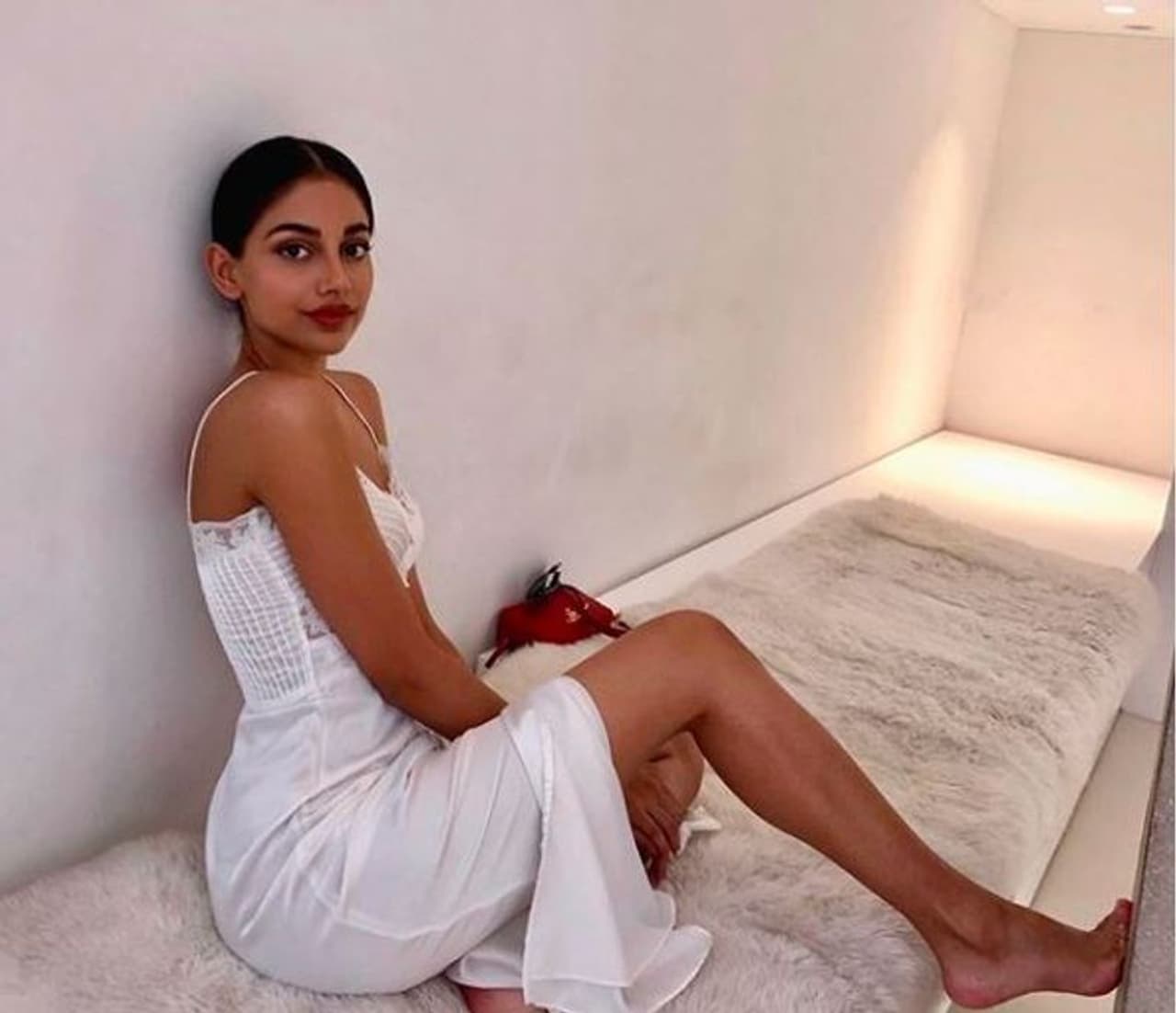 வெள்ளை நிற உடையில் செம்ம ஹாட் வெள்ளை நிற உடையில் செம்ம ஹாட்