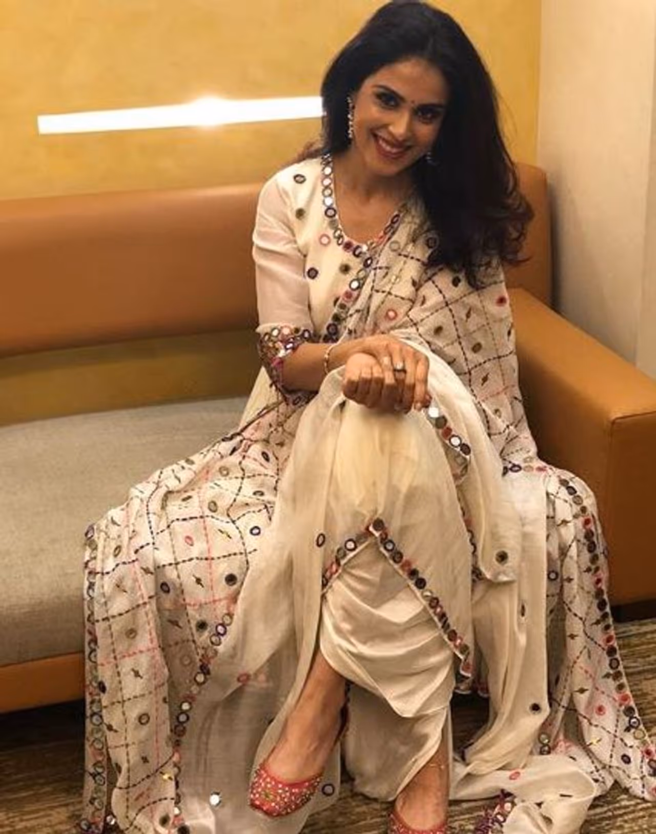 வெள்ளை நிற சல்வாரில் ஜெனிலியா வெள்ளை நிற சல்வாரில் ஜெனிலியா