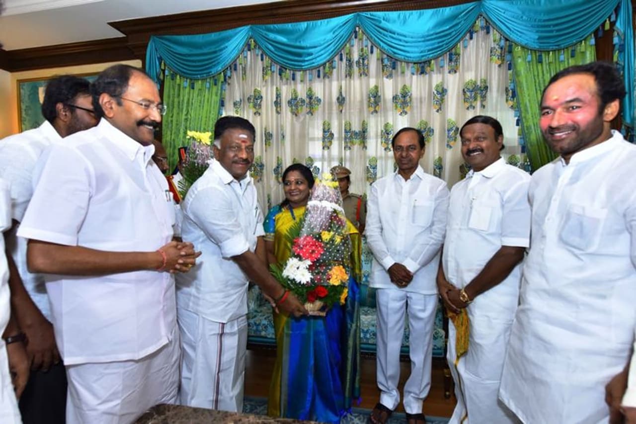 తమిళిసై సౌందర రాజన్కు శుభాకాంక్షలు తెలియజేస్తున్న తమిళనాడు ఉపముఖ్యమంత్రి పన్నీర్ సెల్వం తమిళిసై సౌందర రాజన్కు శుభాకాంక్షలు తెలియజేస్తున్న తమిళనాడు ఉపముఖ్యమంత్రి పన్నీర్ సెల్వం