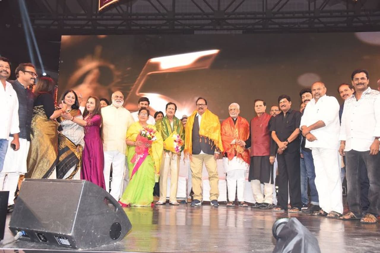 తెలుగు సినీ ప్రొడక్షన్ ఎగ్జిక్యూటివ్ యూనియన్ తెలుగు సినీ రథసారధుల రజతోత్సవ కార్యక్రమం ఆదివారం ఘనంగా జరిగింది. కార్యక్రమంలో చిరంజీవి, రాజేశేఖర్, మహేష్ బాబు, కృష్ణ, కోటా శ్రీనివాస్, జయప్రద, సుమలత, జయసుధ, రోజా రమణి, టి.సుబ్బిరామిరెడ్డి, సాయి ధరమ్ తేజ్, మారుతి, తనీష్, శివ బాలాజీ తదితరులు పాల్గొన్నారు. తెలుగు సినీ ప్రొడక్షన్ ఎగ్జిక్యూటివ్ యూనియన్ తెలుగు సినీ రథసారధుల రజతోత్సవ కార్యక్రమం ఆదివారం ఘనంగా జరిగింది. కార్యక్రమంలో చిరంజీవి, రాజేశేఖర్, మహేష్ బాబు, కృష్ణ, కోటా శ్రీనివాస్, జయప్రద, సుమలత, జయసుధ, రోజా రమణి, టి.సుబ్బిరామిరెడ్డి, సాయి ధరమ్ తేజ్, మారుతి, తనీష్, శివ బాలాజీ తదితరులు పాల్గొన్నారు.