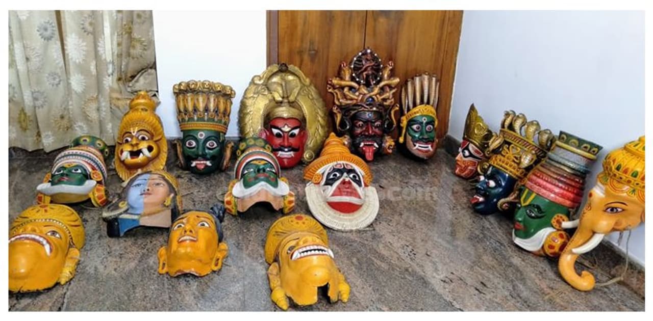 തൃശൂർ, പാലക്കാട്, വയനാട് തുടങ്ങിയ ജില്ലകളിൽ പ്രചാരത്തിലുള്ള ഒരു നാടൻ കലാരൂപമാണ് കുമ്മാട്ടി. തൃശൂർ നഗരത്തിന് ചുറ്റുമുള്ള ദേശക്കാർ ഓണത്തോടനുബന്ധിച്ച് കുമ്മാട്ടി കളി നടത്തുന്നു. പാലക്കാട്, വയനാട് ജില്ലകളുടെ ചില ഭാഗങ്ങളിൽ കുമ്മാട്ടി ദേവപ്രീതിക്കായും വിളവെടുപ്പിനോട് അനുബന്ധിച്ചും ആഘോഷിക്കുന്നുണ്ട്. ഈ ഭാഗങ്ങളിൽ ഓണത്തപ്പനെ വരവേൽക്കാനായും കുമ്മാട്ടി ആഘോഷിക്കുന്നുണ്ട്. തൃശൂർ, പാലക്കാട്, വയനാട് തുടങ്ങിയ ജില്ലകളിൽ പ്രചാരത്തിലുള്ള ഒരു നാടൻ കലാരൂപമാണ് കുമ്മാട്ടി. തൃശൂർ നഗരത്തിന് ചുറ്റുമുള്ള ദേശക്കാർ ഓണത്തോടനുബന്ധിച്ച് കുമ്മാട്ടി കളി നടത്തുന്നു. പാലക്കാട്, വയനാട് ജില്ലകളുടെ ചില ഭാഗങ്ങളിൽ കുമ്മാട്ടി ദേവപ്രീതിക്കായും വിളവെടുപ്പിനോട് അനുബന്ധിച്ചും ആഘോഷിക്കുന്നുണ്ട്. ഈ ഭാഗങ്ങളിൽ ഓണത്തപ്പനെ വരവേൽക്കാനായും കുമ്മാട്ടി ആഘോഷിക്കുന്നുണ്ട്.