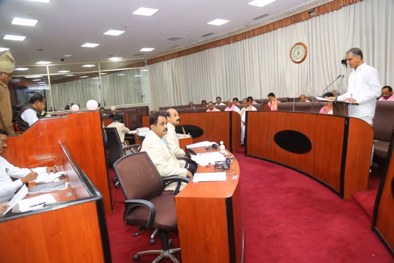 <p>మూడు రాజధానుల అంశం ప్రకంపనలు సృష్టిస్తున్న విషయం తెలిసిందే. మూడు రాజధానులు సాకారం కాకుండా ఉండే అనేక విషయాలపై ఆశలు పెట్టుకున్నారు అమరావతి రైతులు. కానీ ఒక్కొక్కటిగా వారి భ్రమలు తొలిగిపోతూ వచ్చాయి. తొలుత శాసన మండలిలో ఆ బిల్లును అడ్డుకుంటారని అంతా అనుకున్నారు. కానీ అది సాధ్యపడలేదు. </p> <p>మూడు రాజధానుల అంశం ప్రకంపనలు సృష్టిస్తున్న విషయం తెలిసిందే. మూడు రాజధానులు సాకారం కాకుండా ఉండే అనేక విషయాలపై ఆశలు పెట్టుకున్నారు అమరావతి రైతులు. కానీ ఒక్కొక్కటిగా వారి భ్రమలు తొలిగిపోతూ వచ్చాయి. తొలుత శాసన మండలిలో ఆ బిల్లును అడ్డుకుంటారని అంతా అనుకున్నారు. కానీ అది సాధ్యపడలేదు. </p>